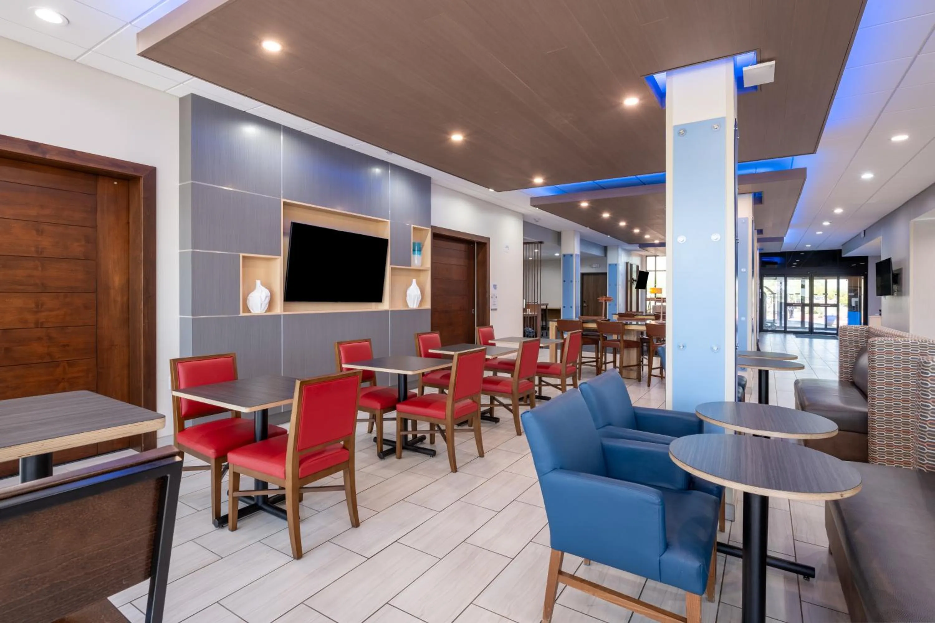 Dining area in Holiday Inn Express & Suites - Gilbert - Mesa Gateway Airport