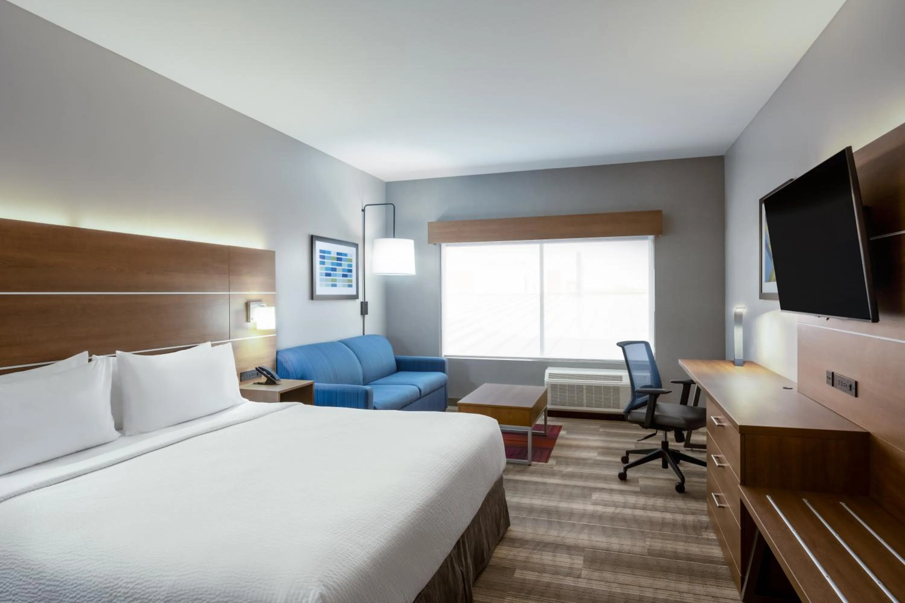 Living room, Bed in Holiday Inn Express & Suites - Gilbert - Mesa Gateway Airport