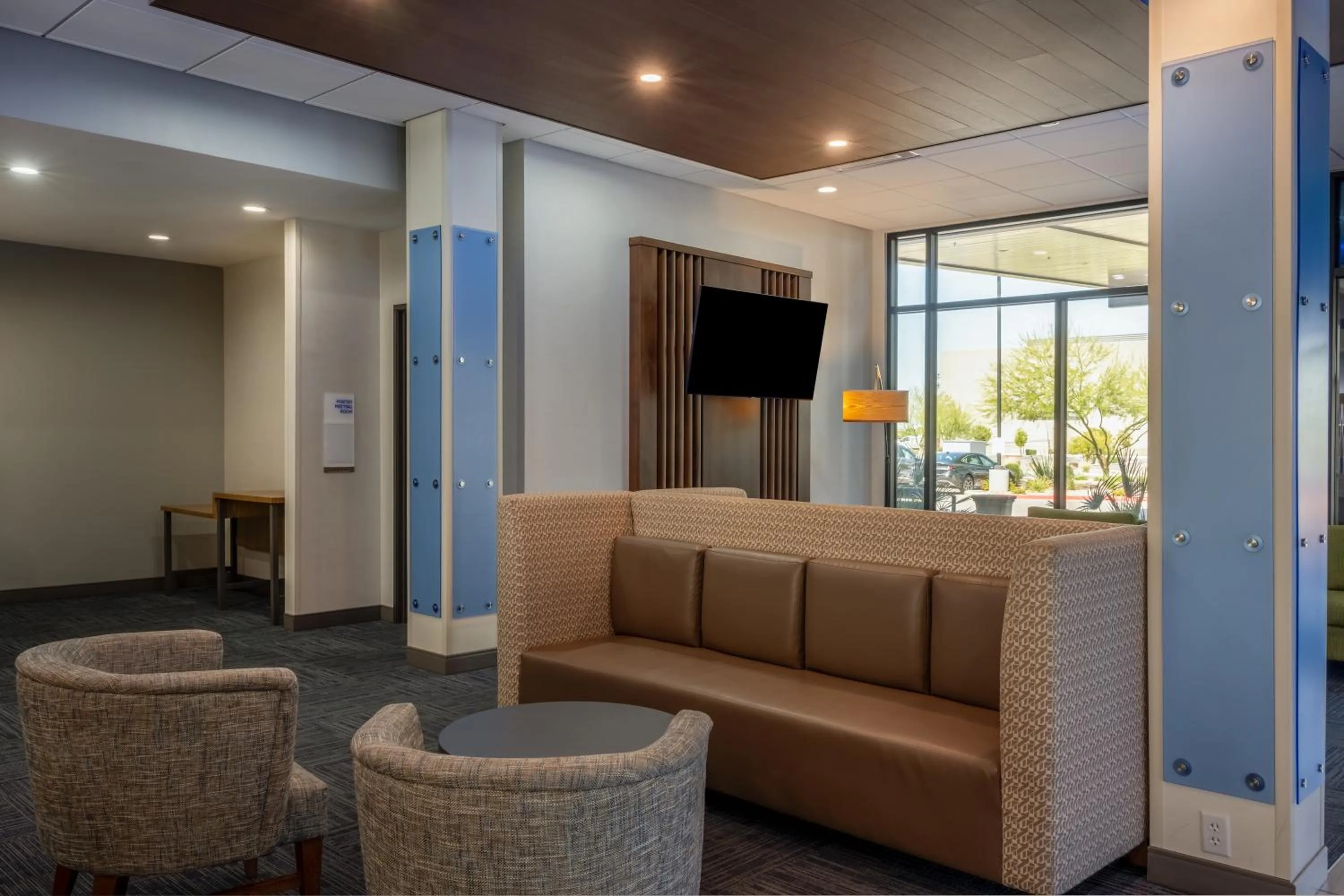Lobby or reception in Holiday Inn Express & Suites - Gilbert - Mesa Gateway Airport