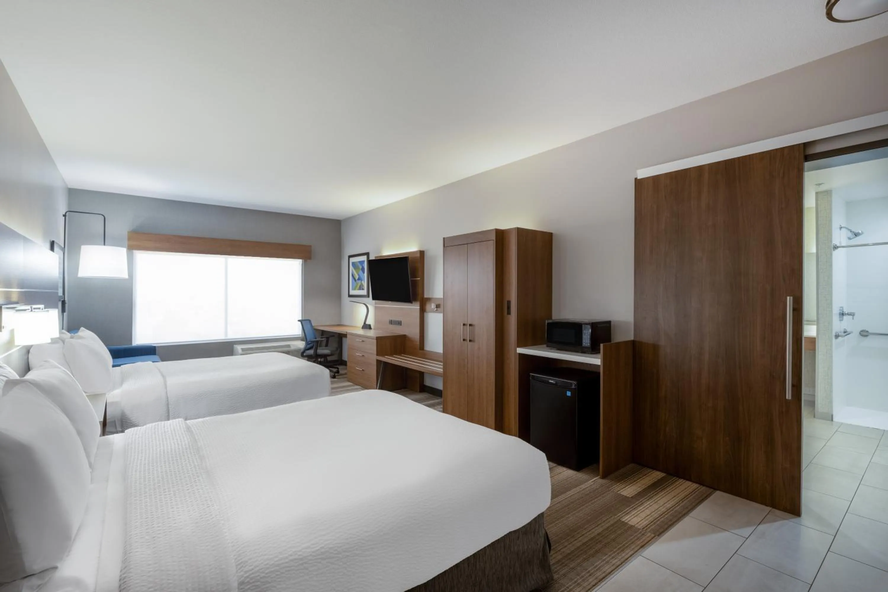 Living room, Bed in Holiday Inn Express & Suites - Gilbert - Mesa Gateway Airport