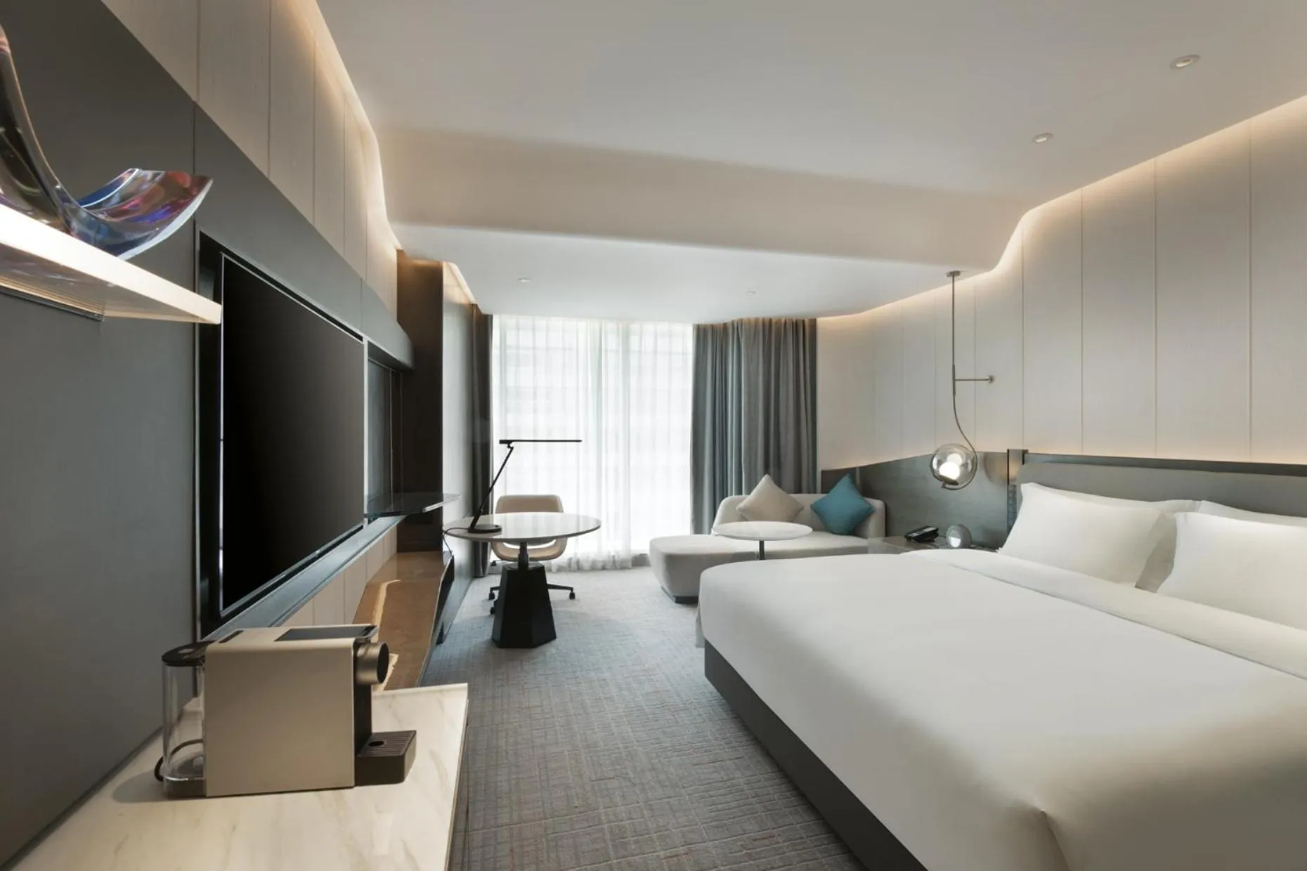 Photo of the whole room, Bed in Crowne Plaza Wuhan Optics Valley by IHG