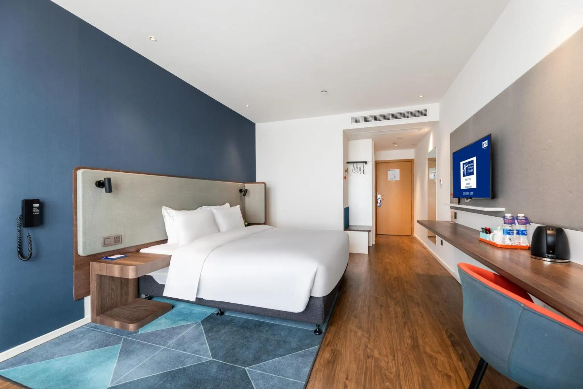 Photo of the whole room, Bed in Holiday Inn Express Changsha Shifu by IHG