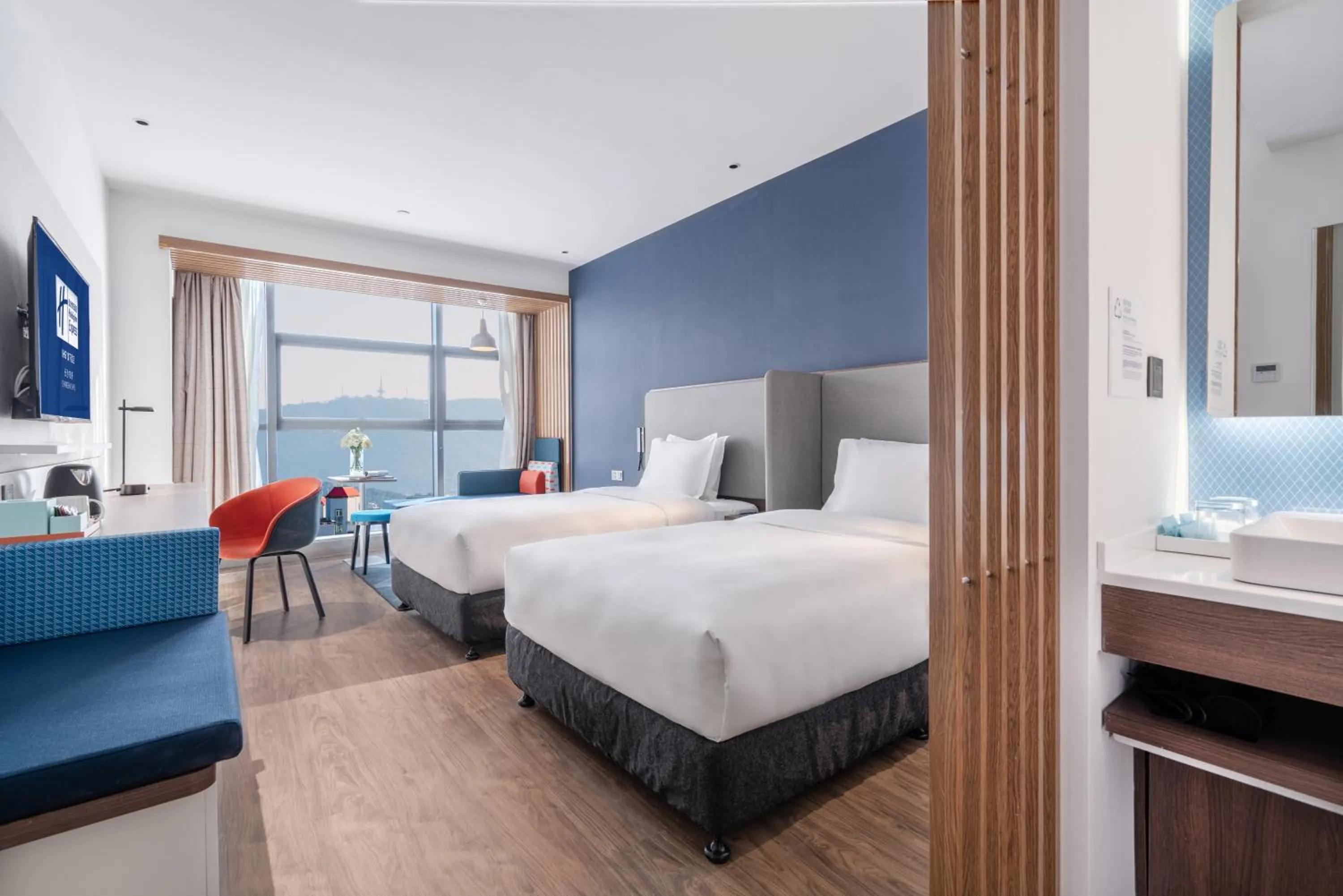 Photo of the whole room, Bed in Holiday Inn Express Changsha Shifu by IHG