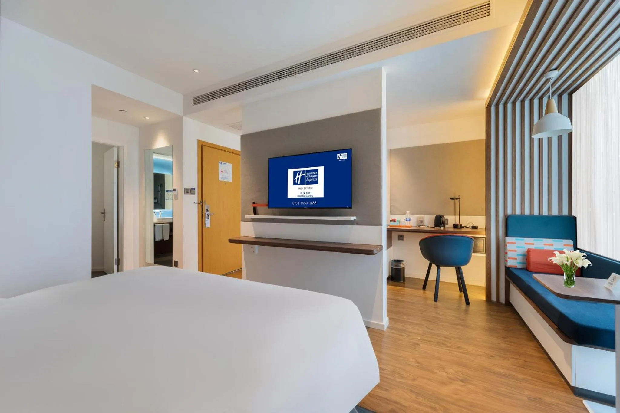 Photo of the whole room, Bed in Holiday Inn Express Changsha Shifu by IHG