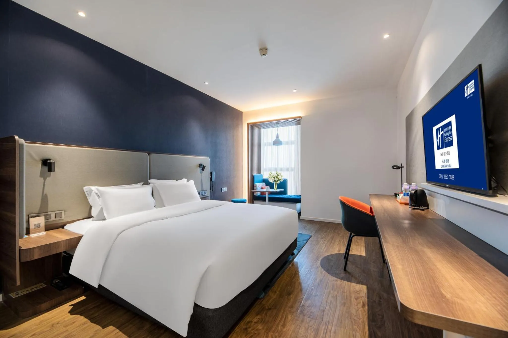 Photo of the whole room, Bed in Holiday Inn Express Changsha Shifu by IHG