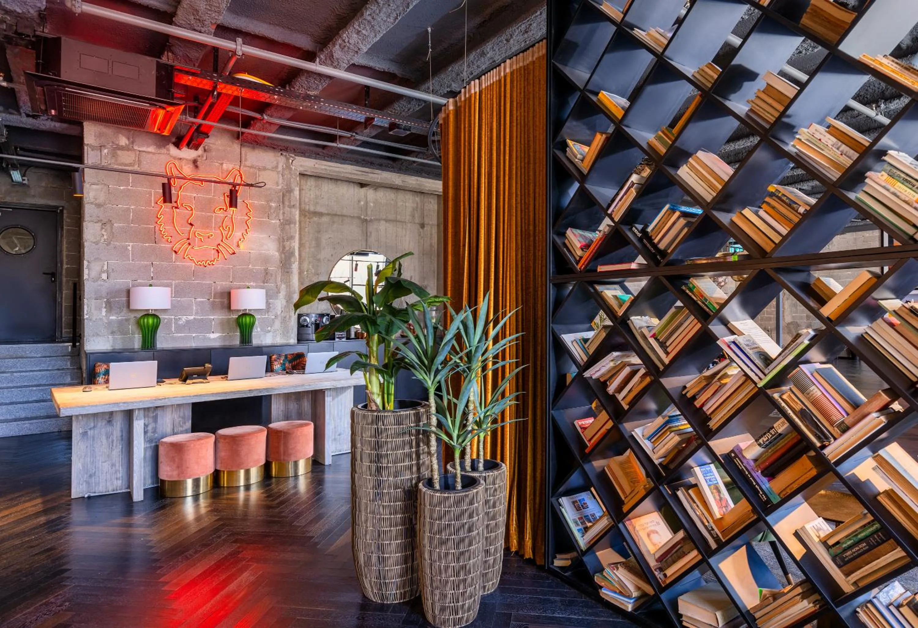 Lobby or reception in Brown Machne Yehuda