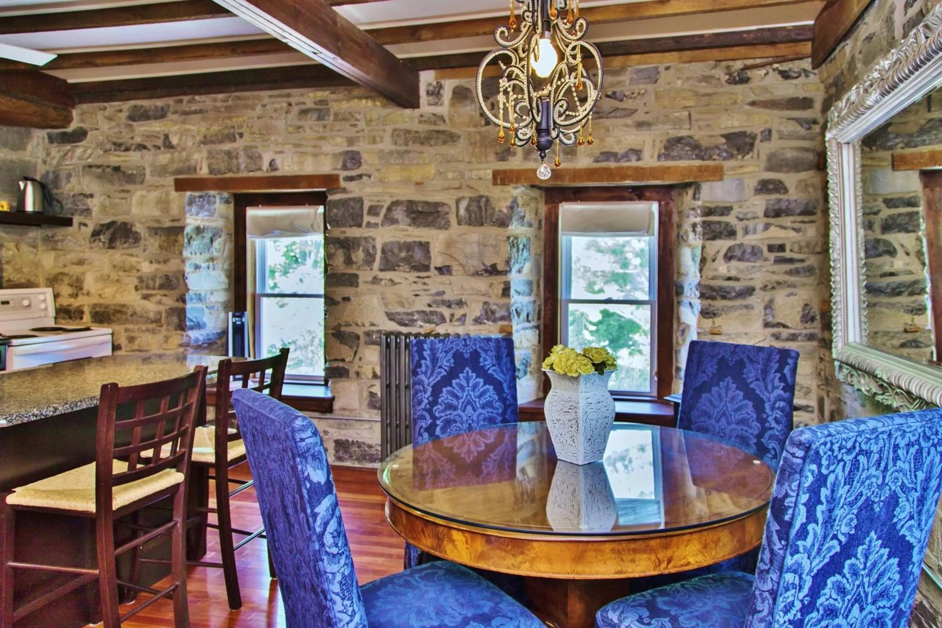 Kitchen or kitchenette in All Suites Whitney Manor