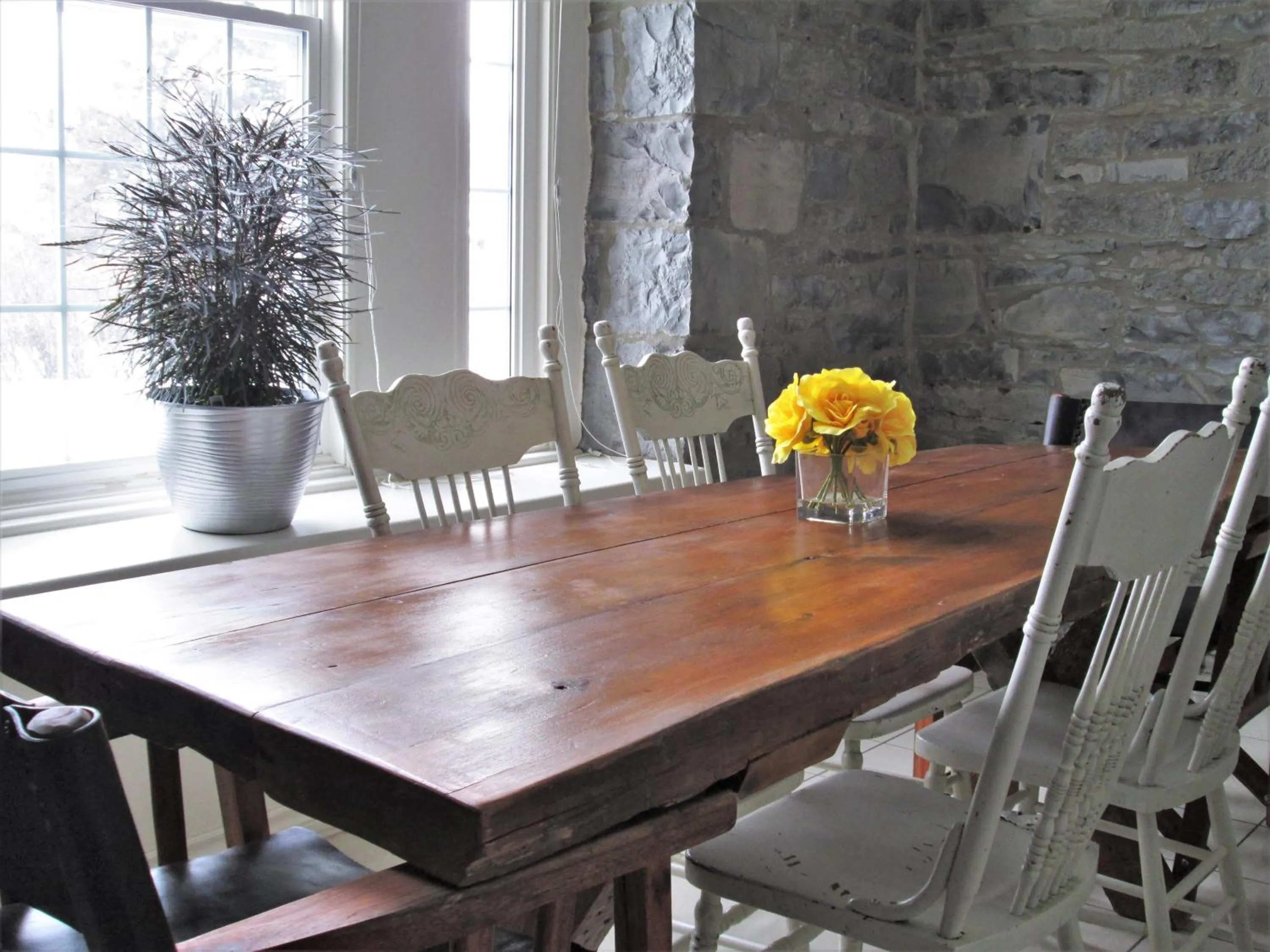 Dining area in All Suites Whitney Manor