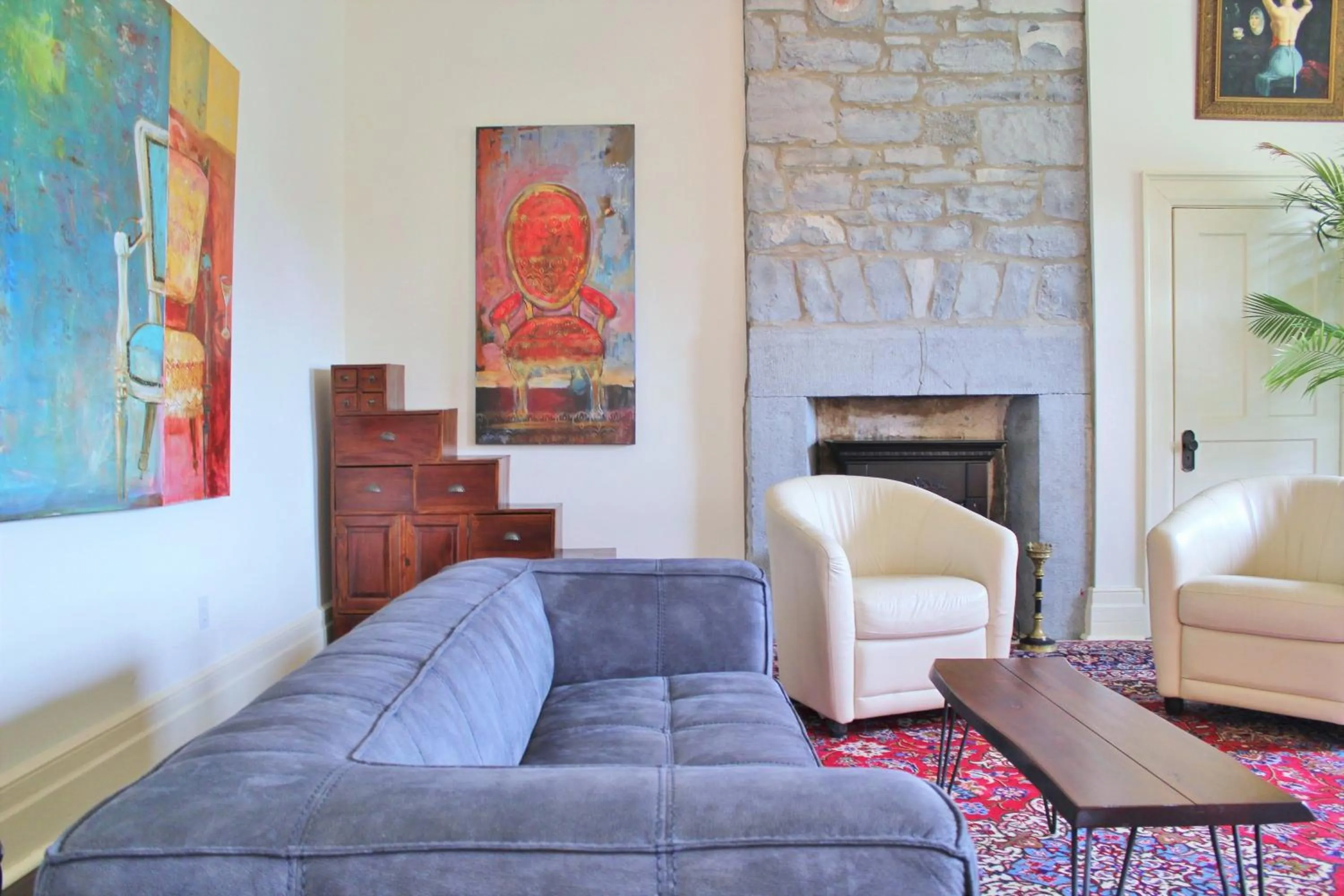 Living room in All Suites Whitney Manor