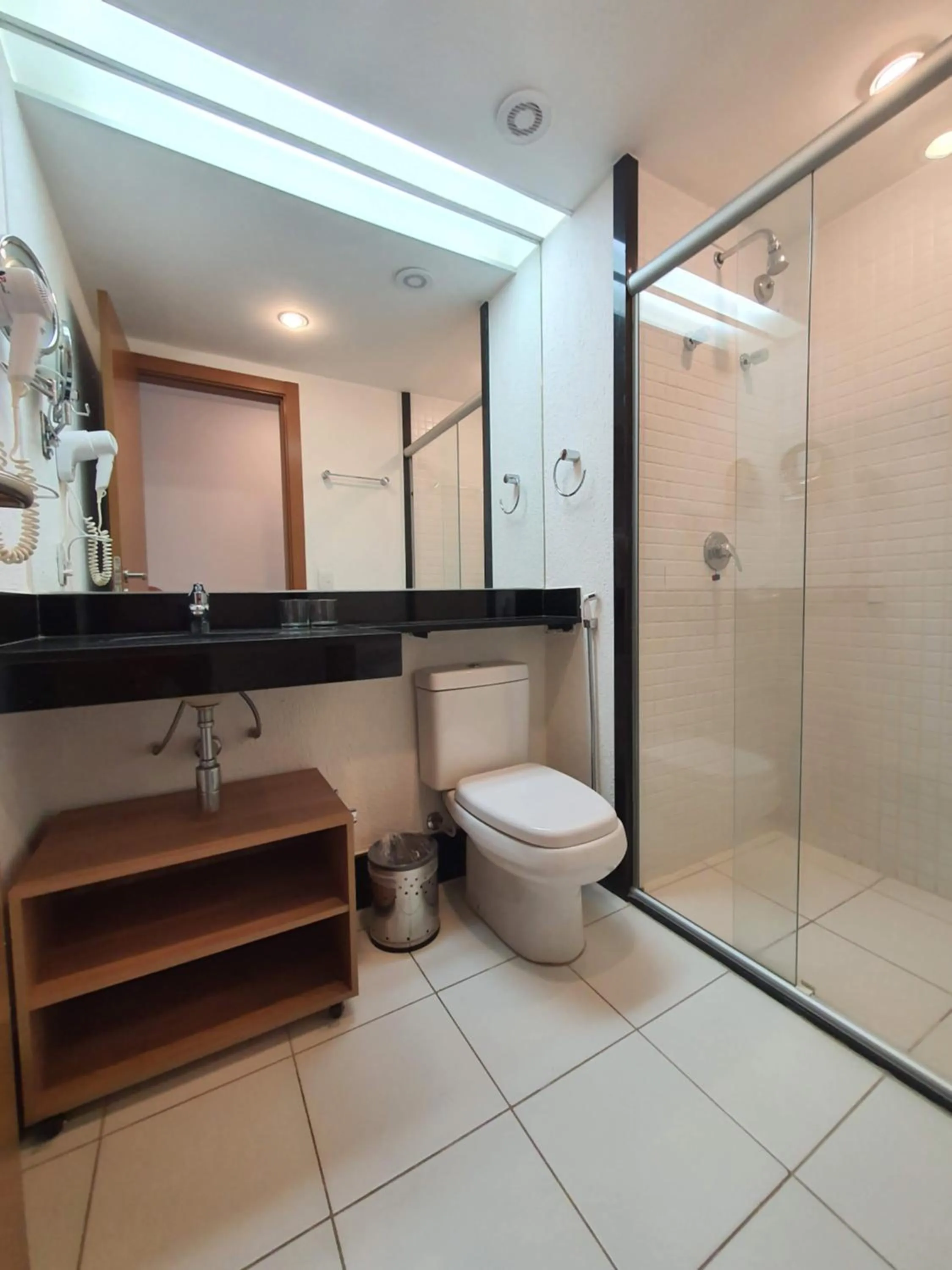 Bathroom in Flat no Athos Bulcão Executive By Rei dos Flats