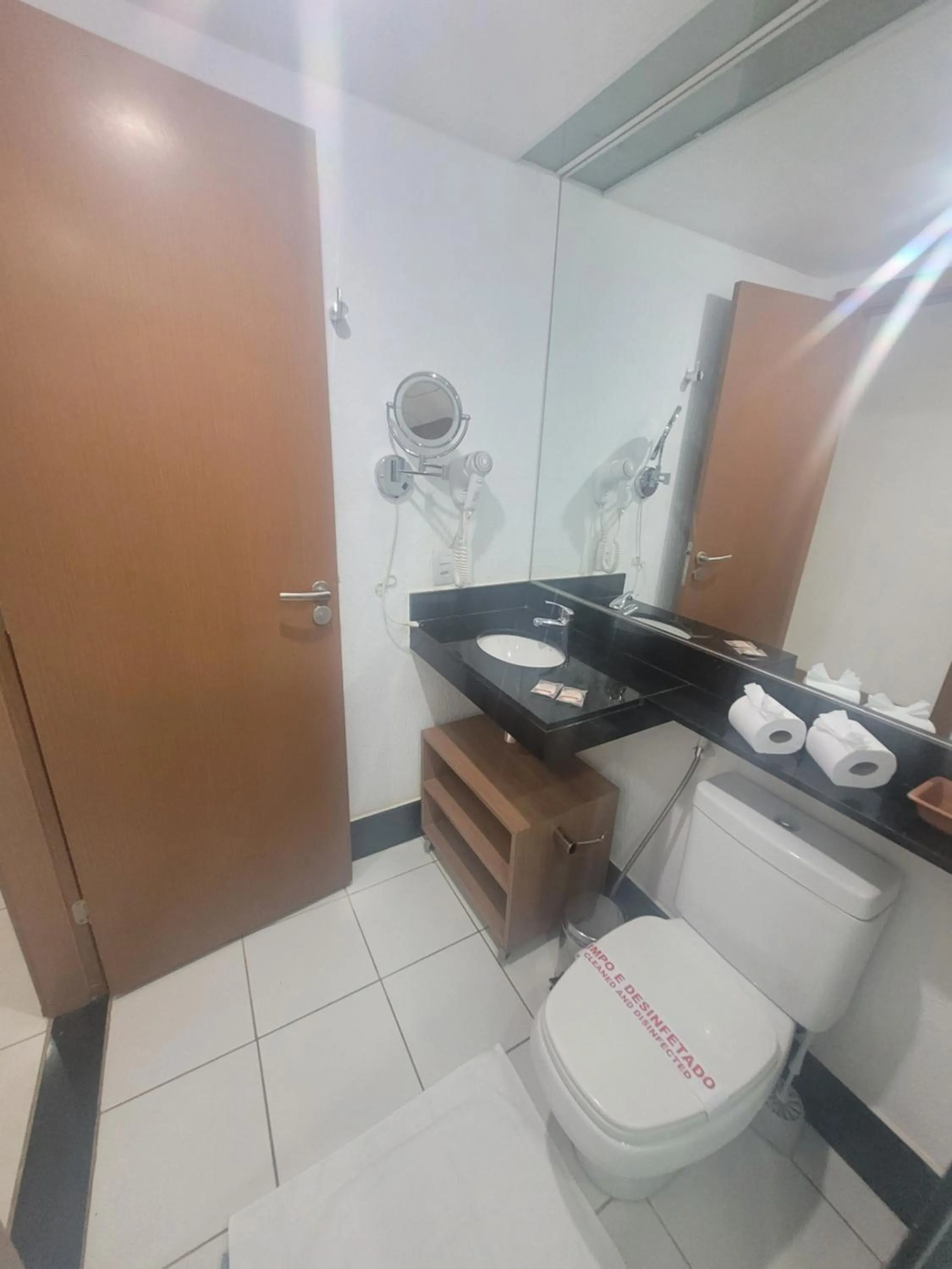 Bathroom in Flat no Athos Bulcão Executive By Rei dos Flats