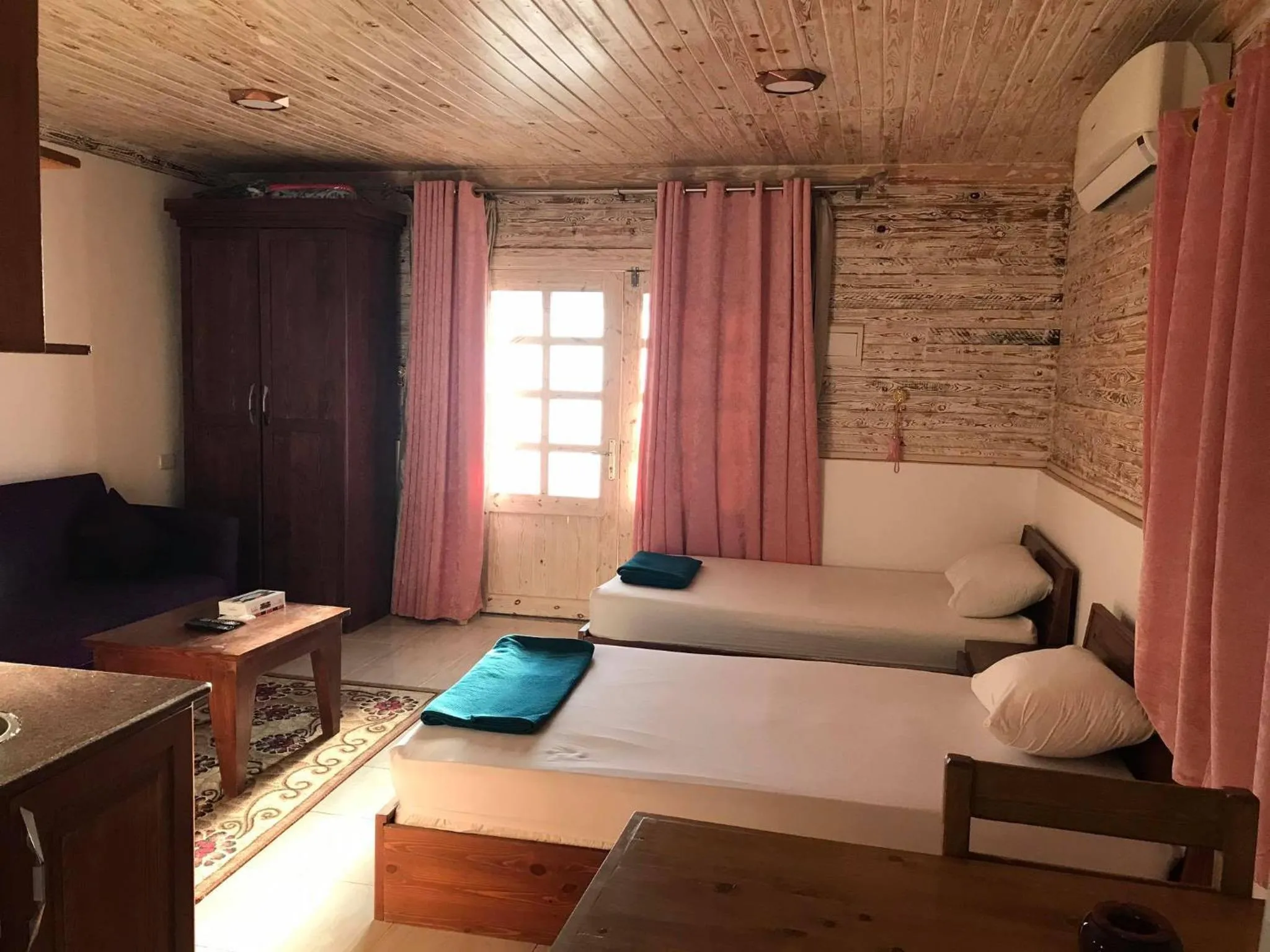 Living room, Bed in Station House