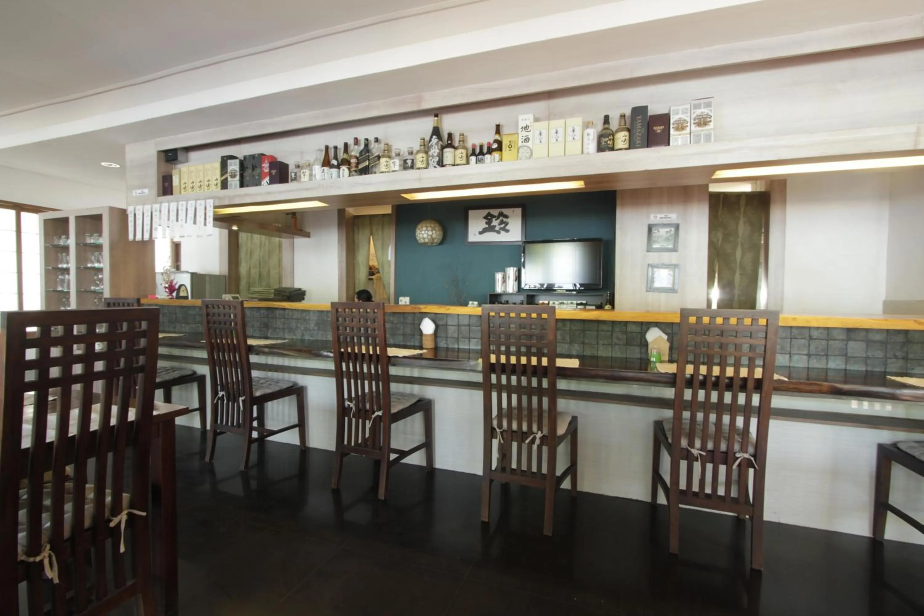 Restaurant/places to eat in Alit Beach Resort and Villas