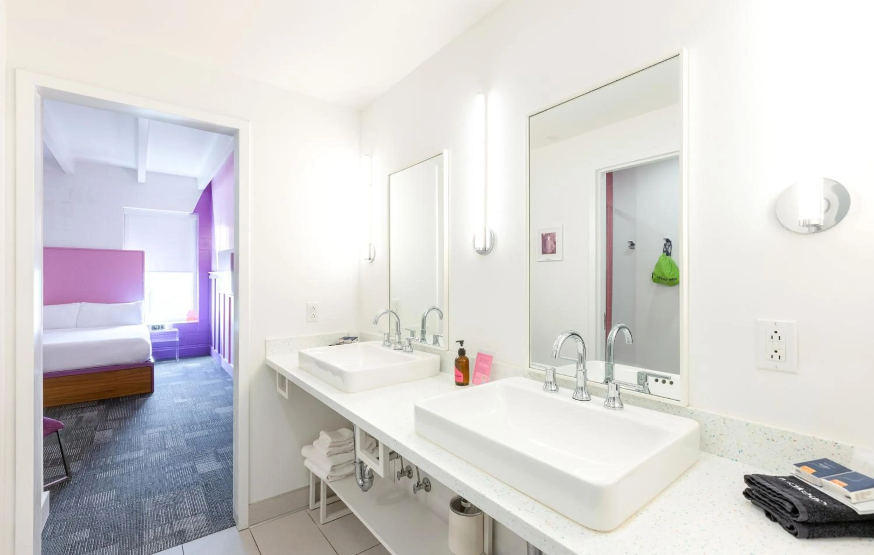 Bathroom, Bed in The Gallatin