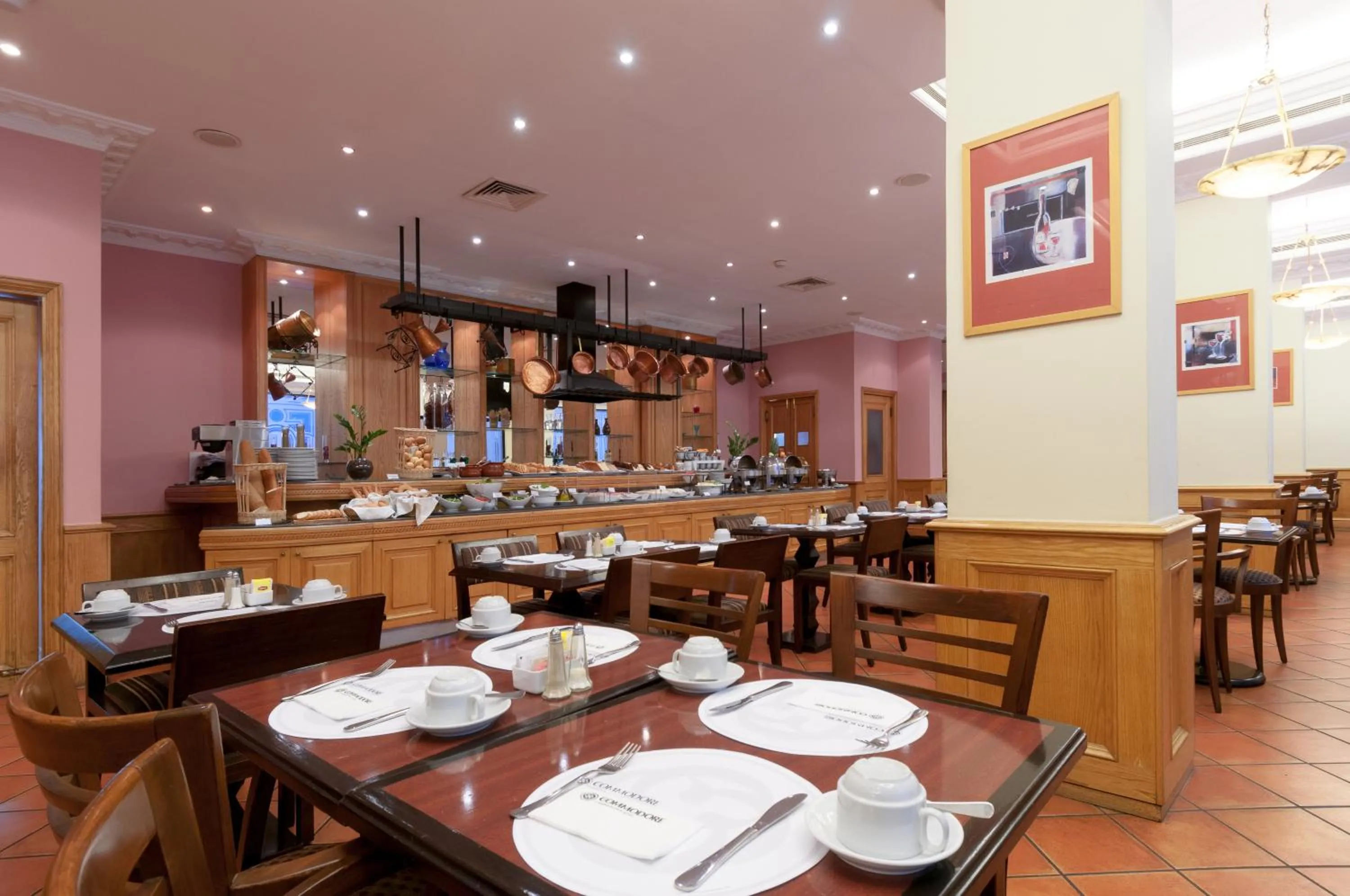 Restaurant/places to eat in Le Commodore Hotel