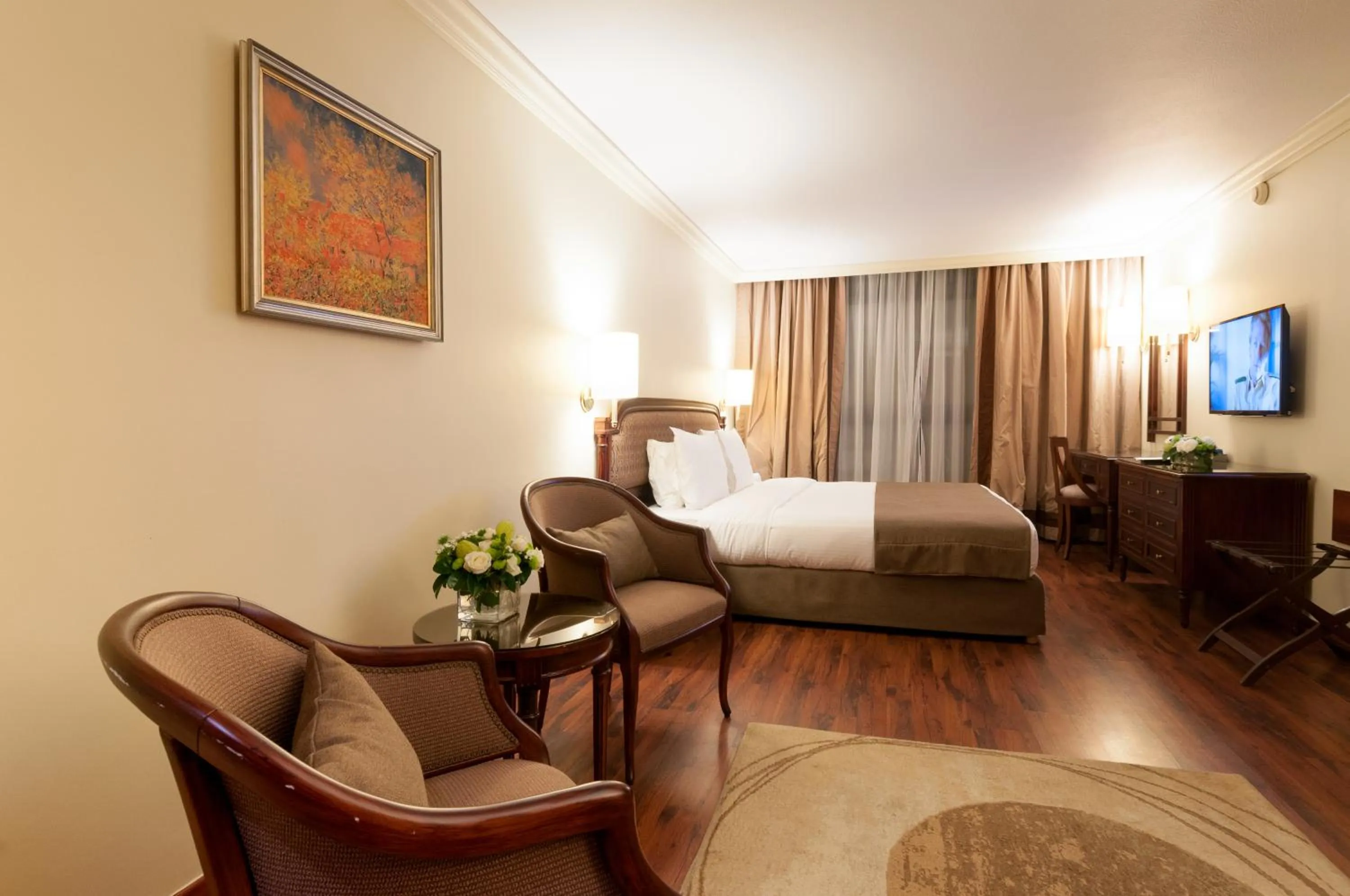 Seating area, Bed in Le Commodore Hotel