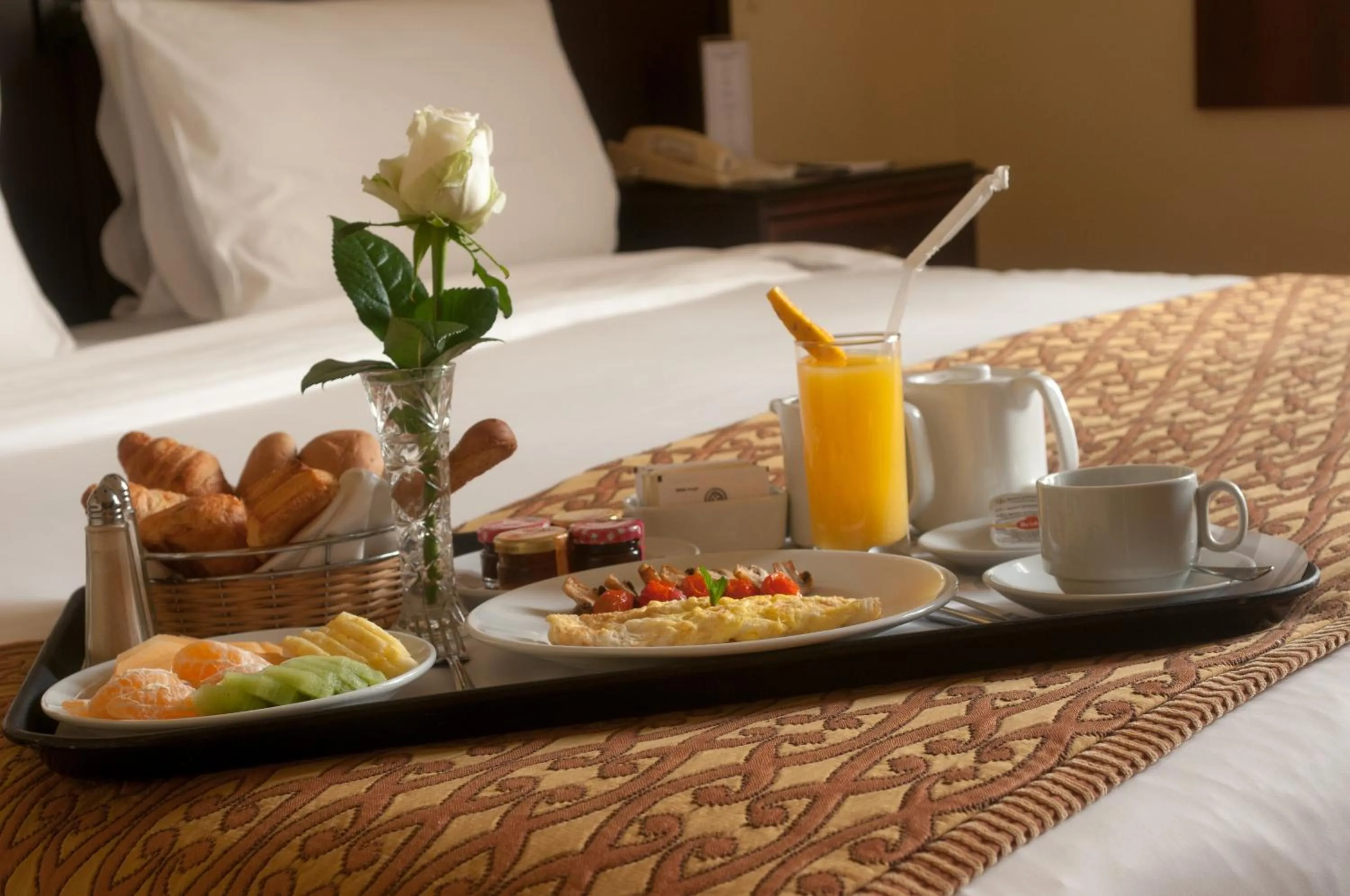 American breakfast, Bed in Le Commodore Hotel
