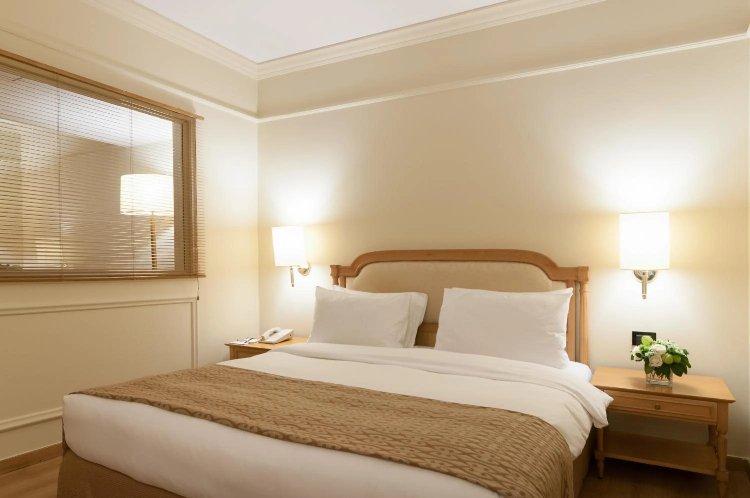 Bedroom, Bed in Le Commodore Hotel