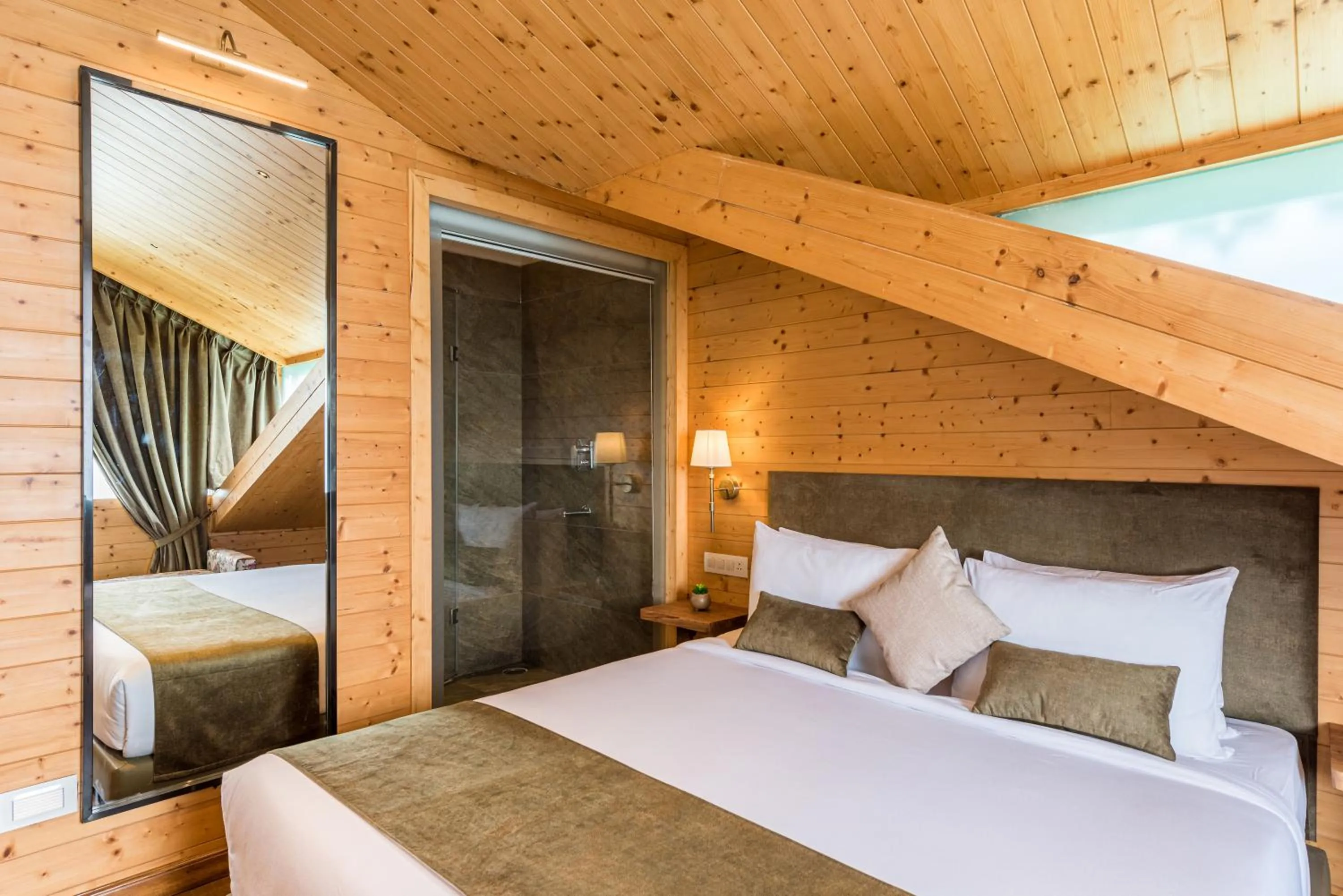 Bed in Udaan Himalayan Suites and Spa