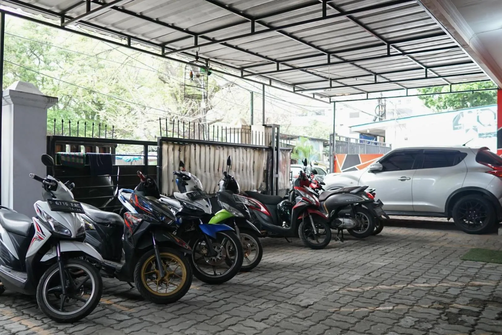 Parking in Cosmo Tanjung Duren Mitra RedDoorz