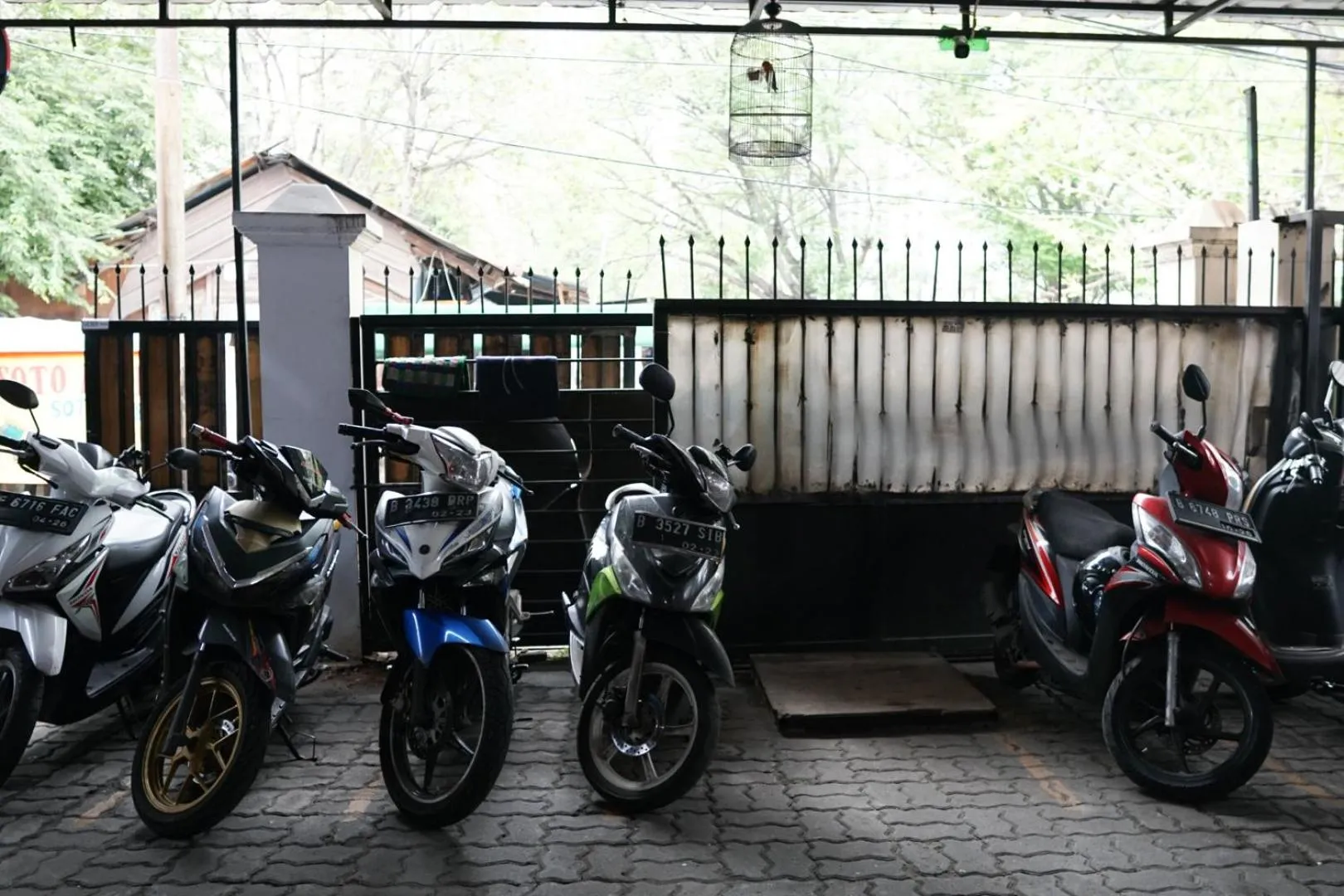 Parking in Cosmo Tanjung Duren Mitra RedDoorz