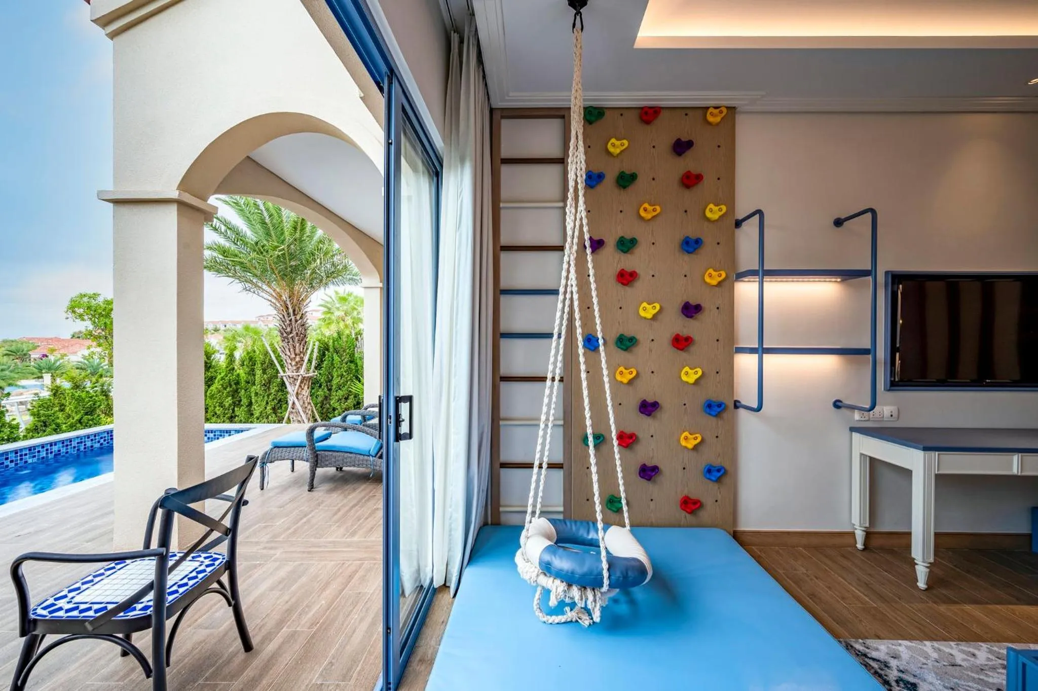 Swimming pool in Centara Mirage Resort Mui Ne