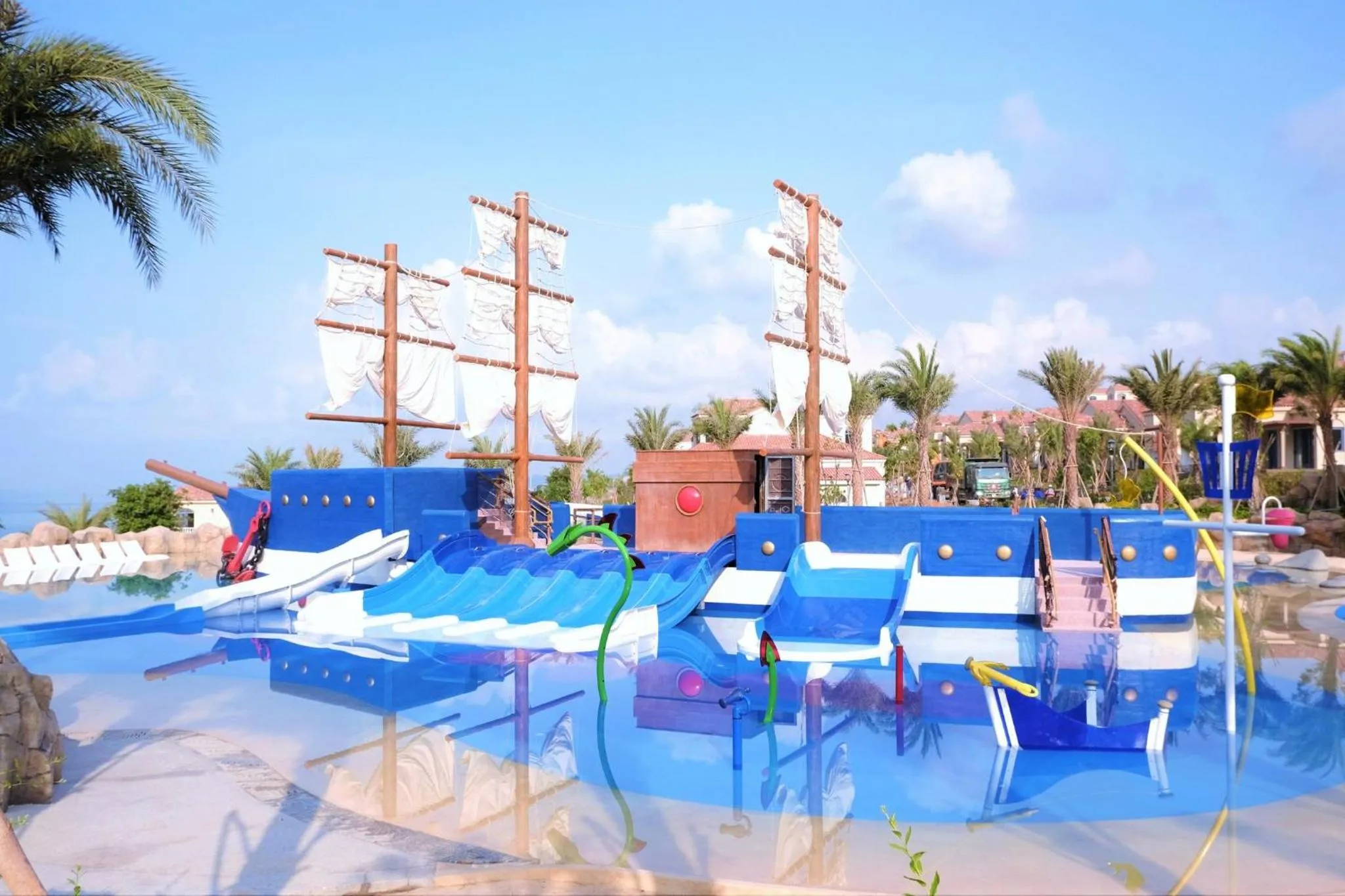 Swimming pool in Centara Mirage Resort Mui Ne