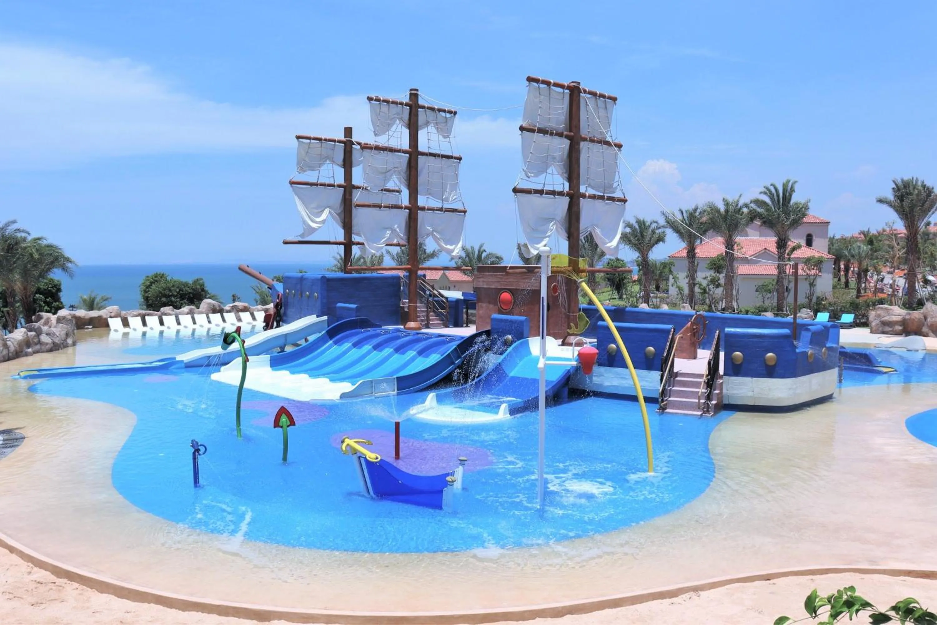 Swimming pool in Centara Mirage Resort Mui Ne