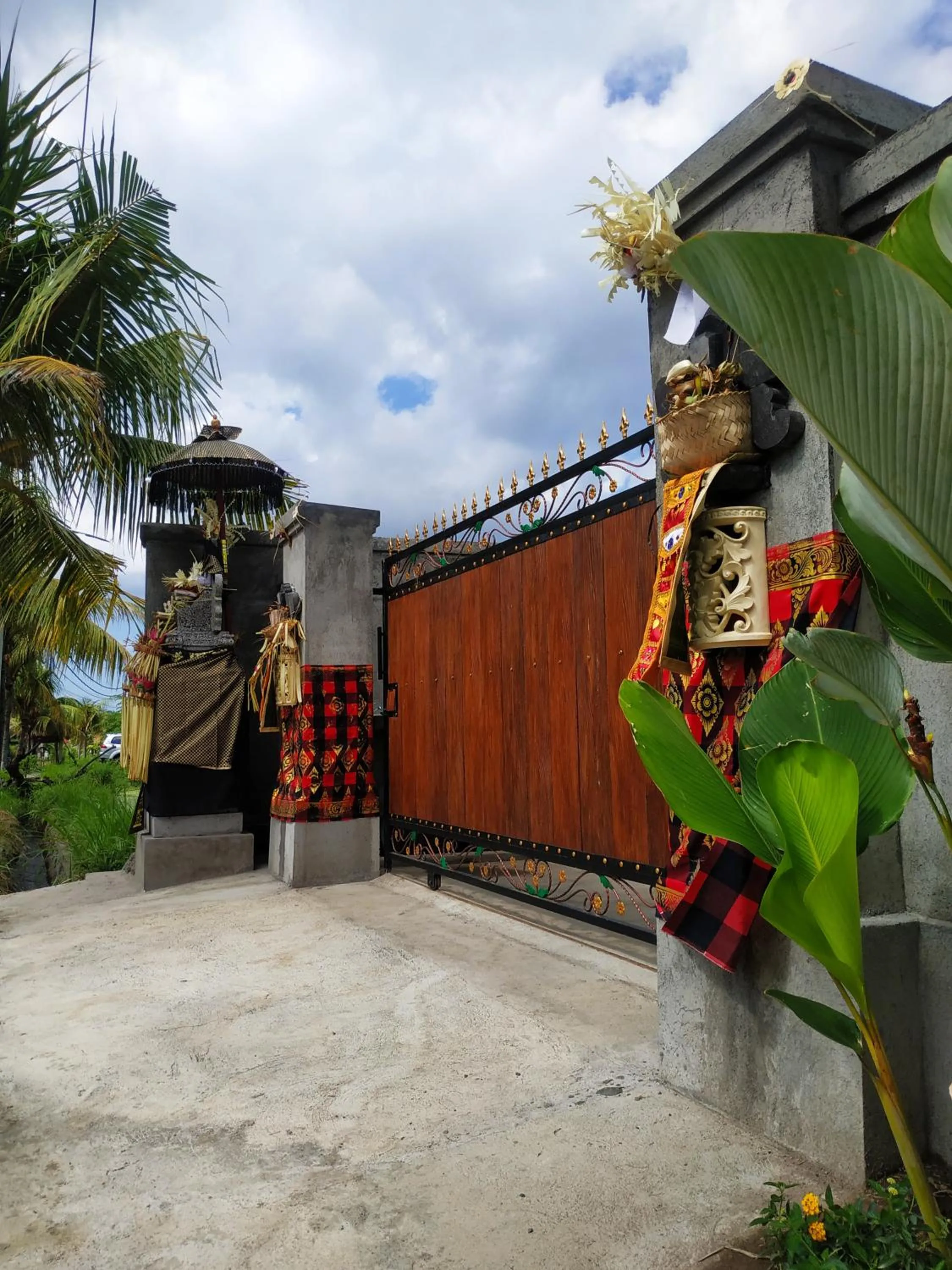 Property building in Tamiu Guesthouse at Desa Wisata Keramas Near Keramas Surf Beach