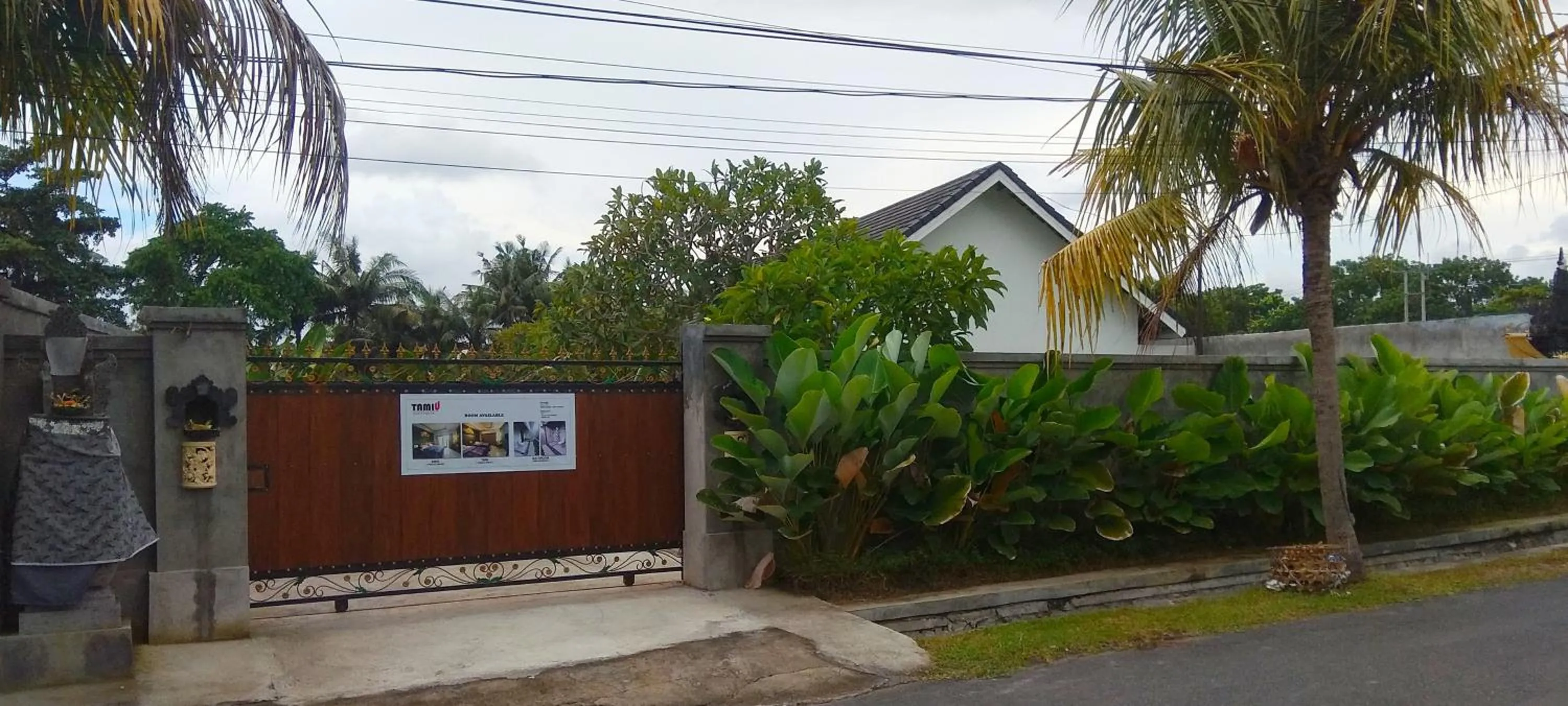 Property building in Tamiu Guesthouse at Desa Wisata Keramas Near Keramas Surf Beach