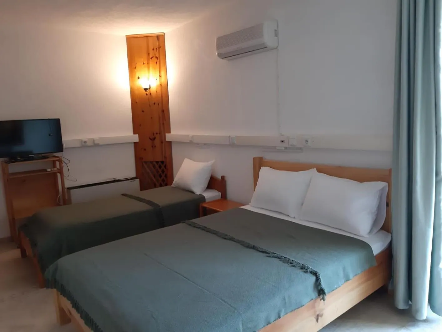 Photo of the whole room, Bed in Swiss Eviniz Hotel