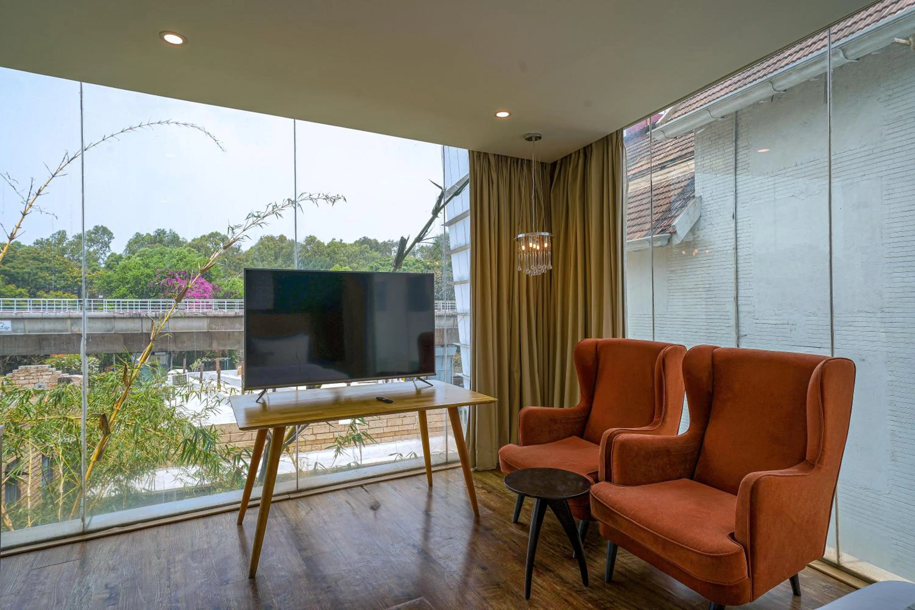 TV and multimedia in Olive Hotel MG Road Dunsvirk Inn by Embassy Group