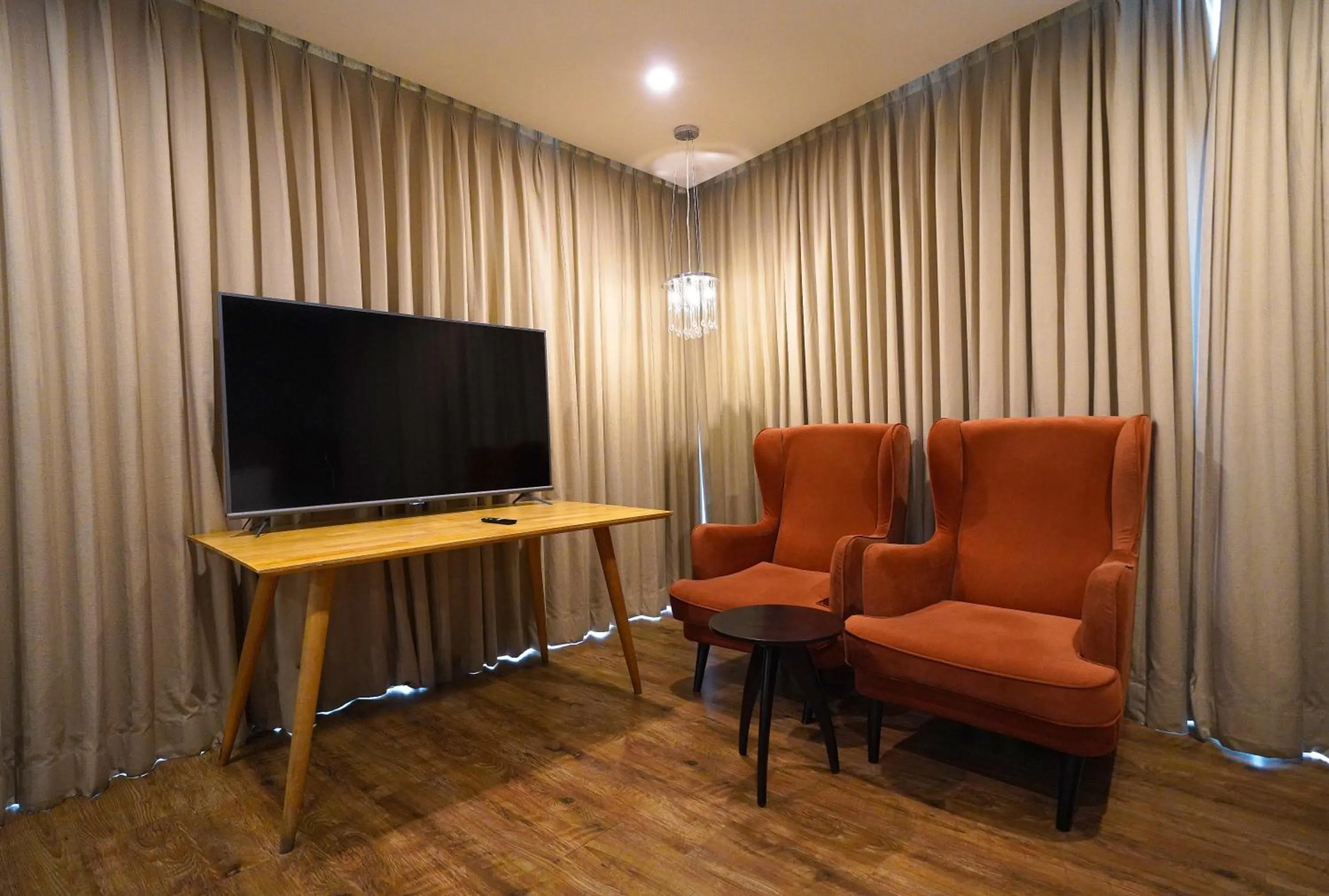 TV and multimedia in Olive Hotel MG Road Dunsvirk Inn by Embassy Group