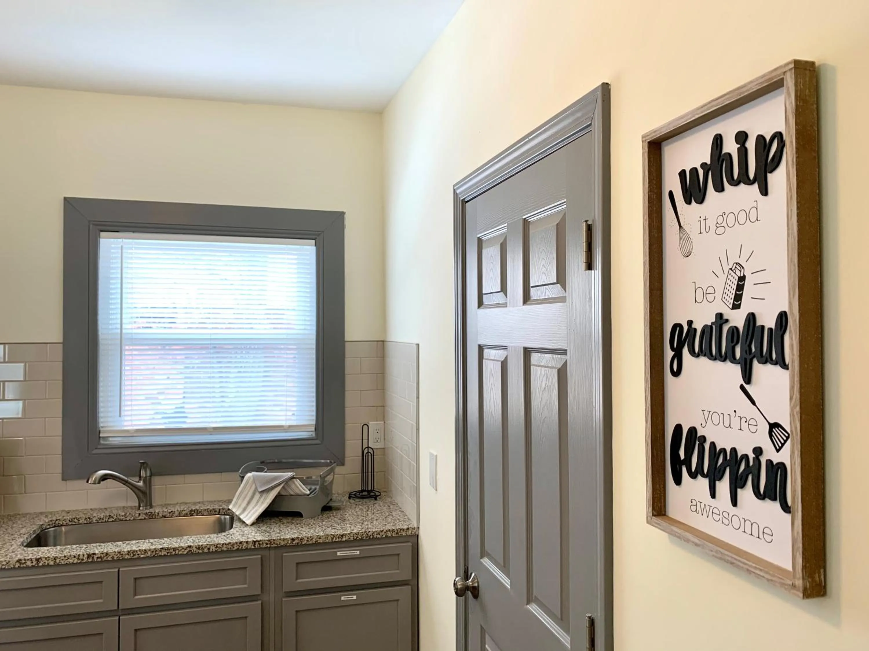 Kitchen or kitchenette in The Eastside Manor- With Private Yard & Free Parking, Minutes From Falls & Casino by Niagara Hospitality