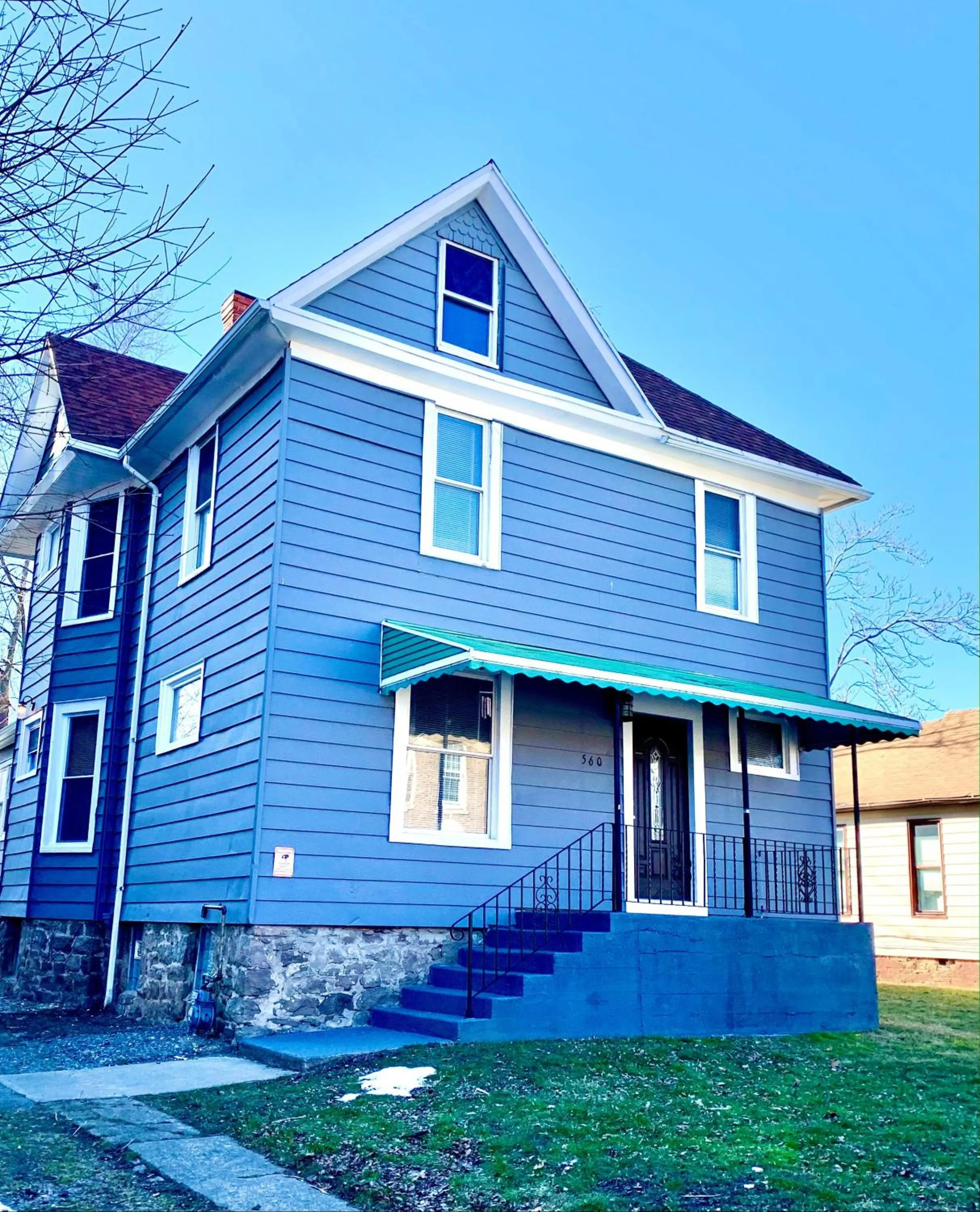 Property building in The Eastside Manor- With Private Yard & Free Parking, Minutes From Falls & Casino by Niagara Hospitality