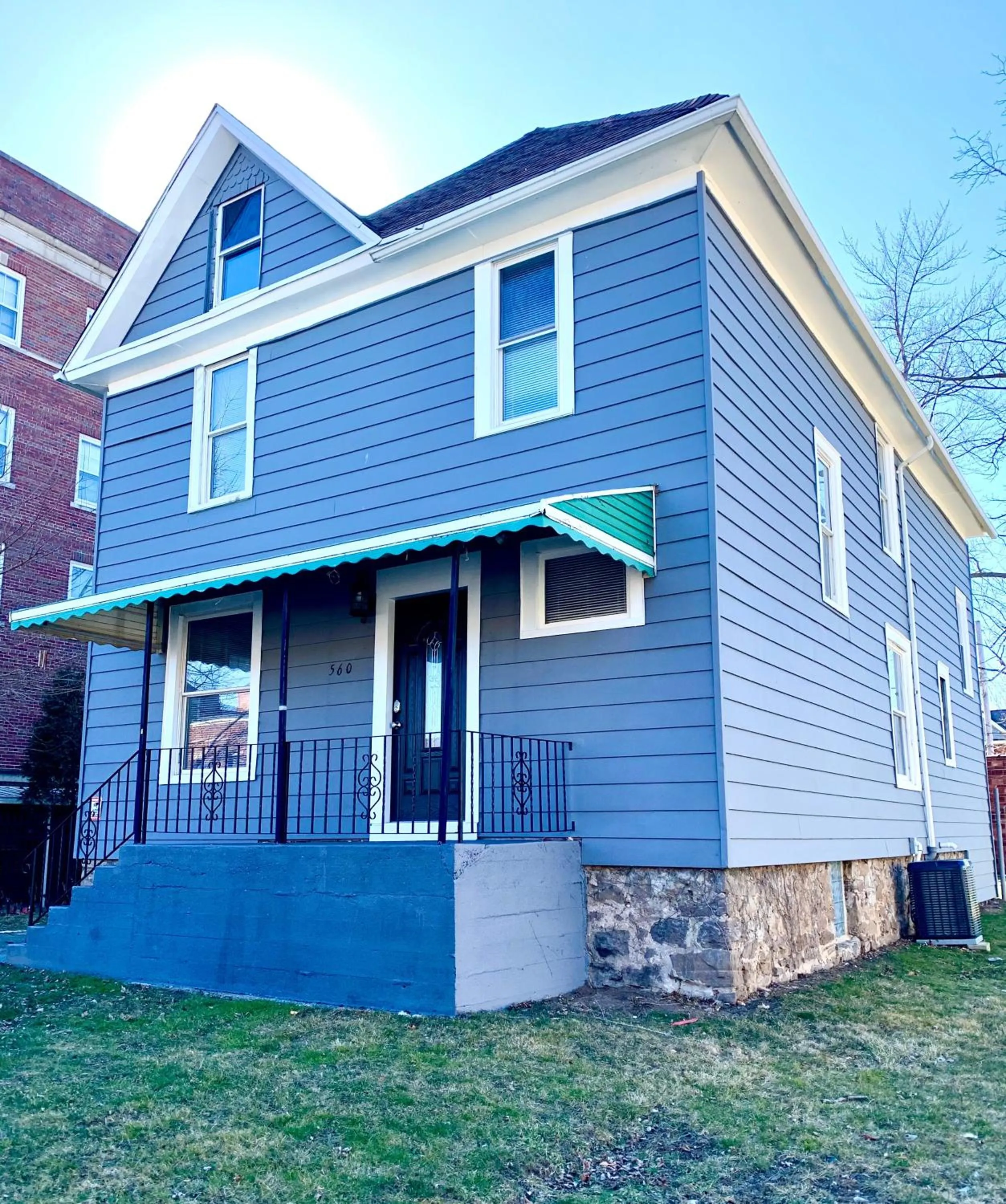 Property building in The Eastside Manor- With Private Yard & Free Parking, Minutes From Falls & Casino by Niagara Hospitality