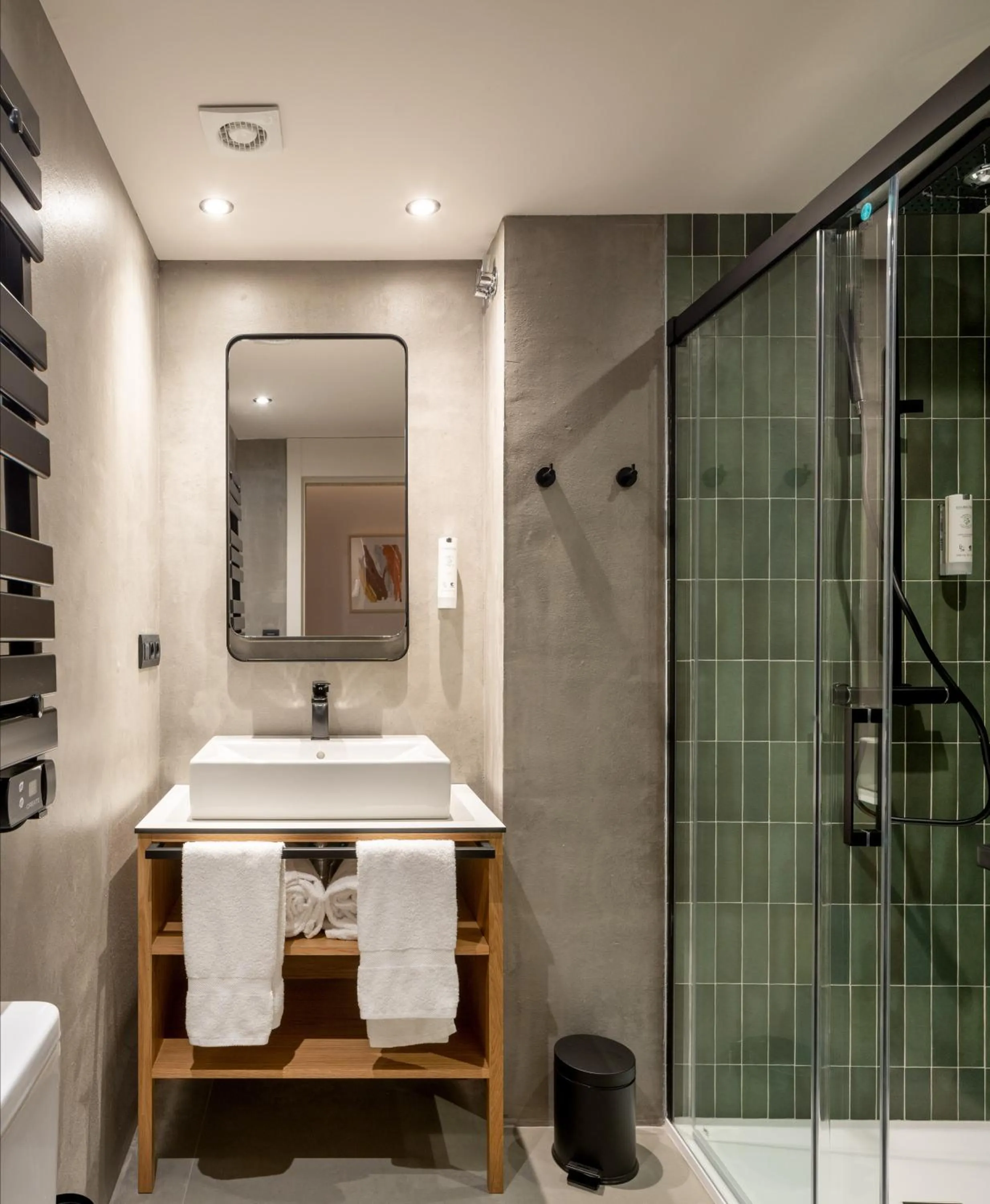 Shower in Líbere Bilbao Museo