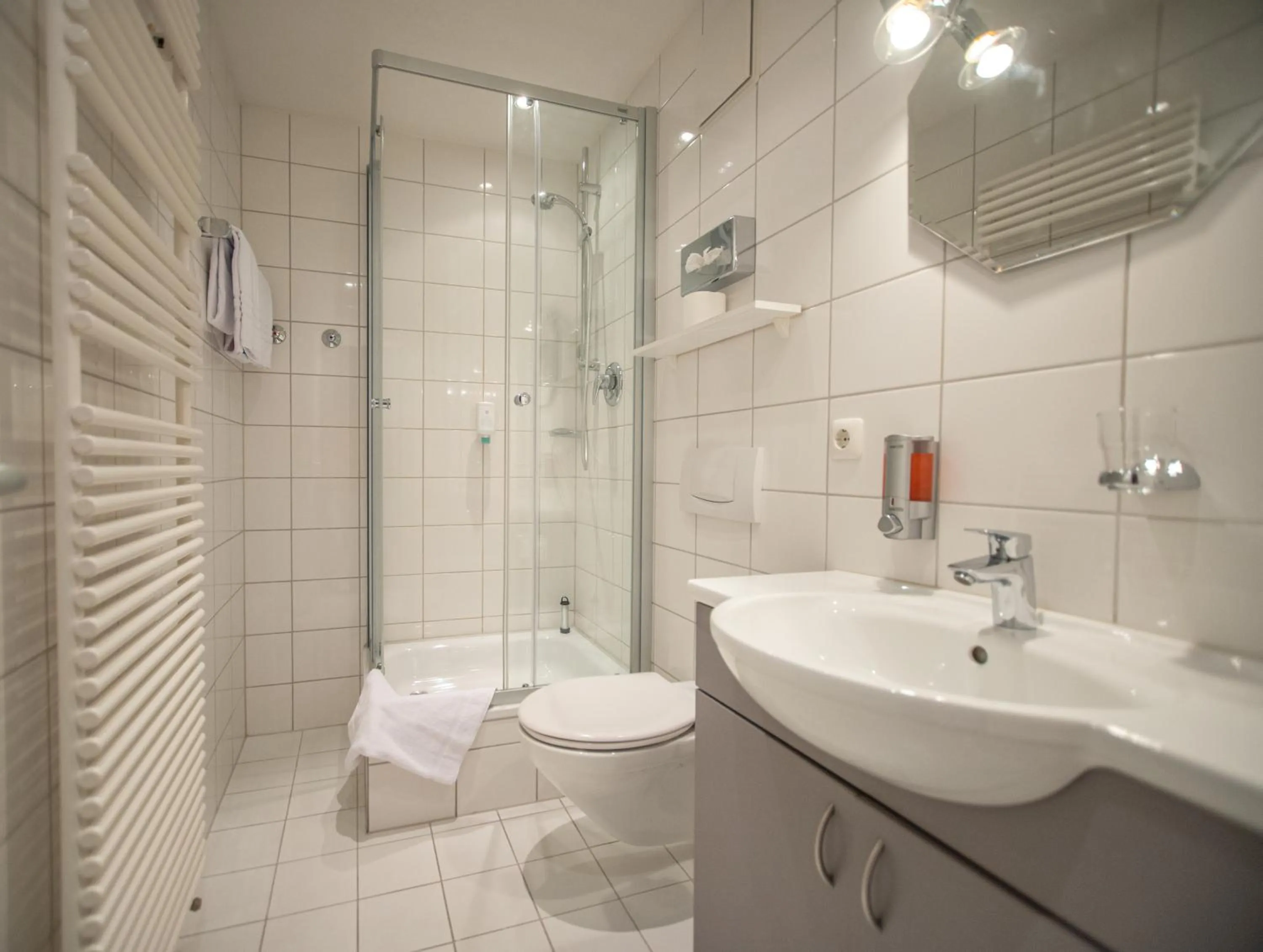 Bathroom in Hotel am Hachinger Bach by Blattl