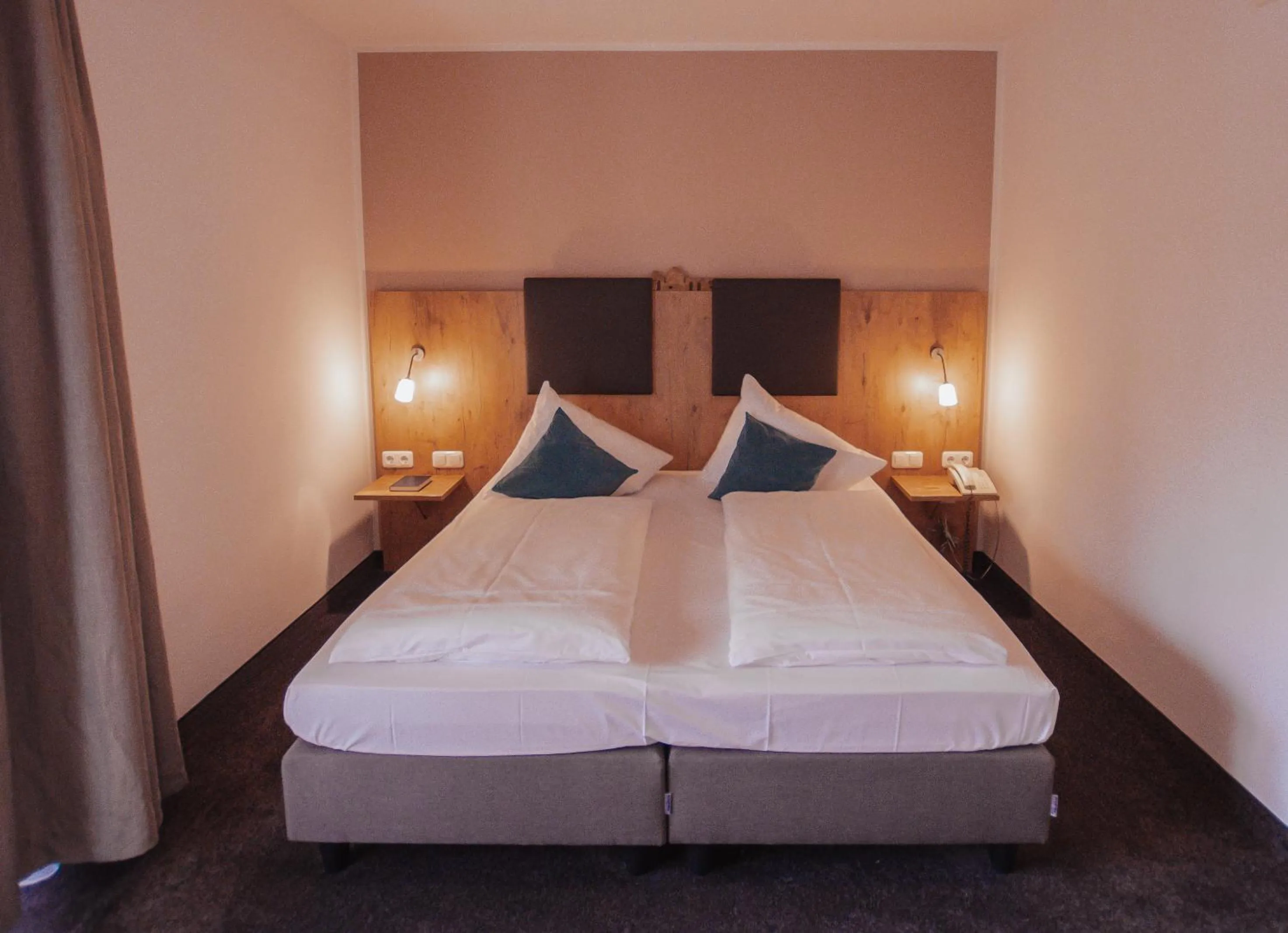 Bed in Hotel am Hachinger Bach by Blattl