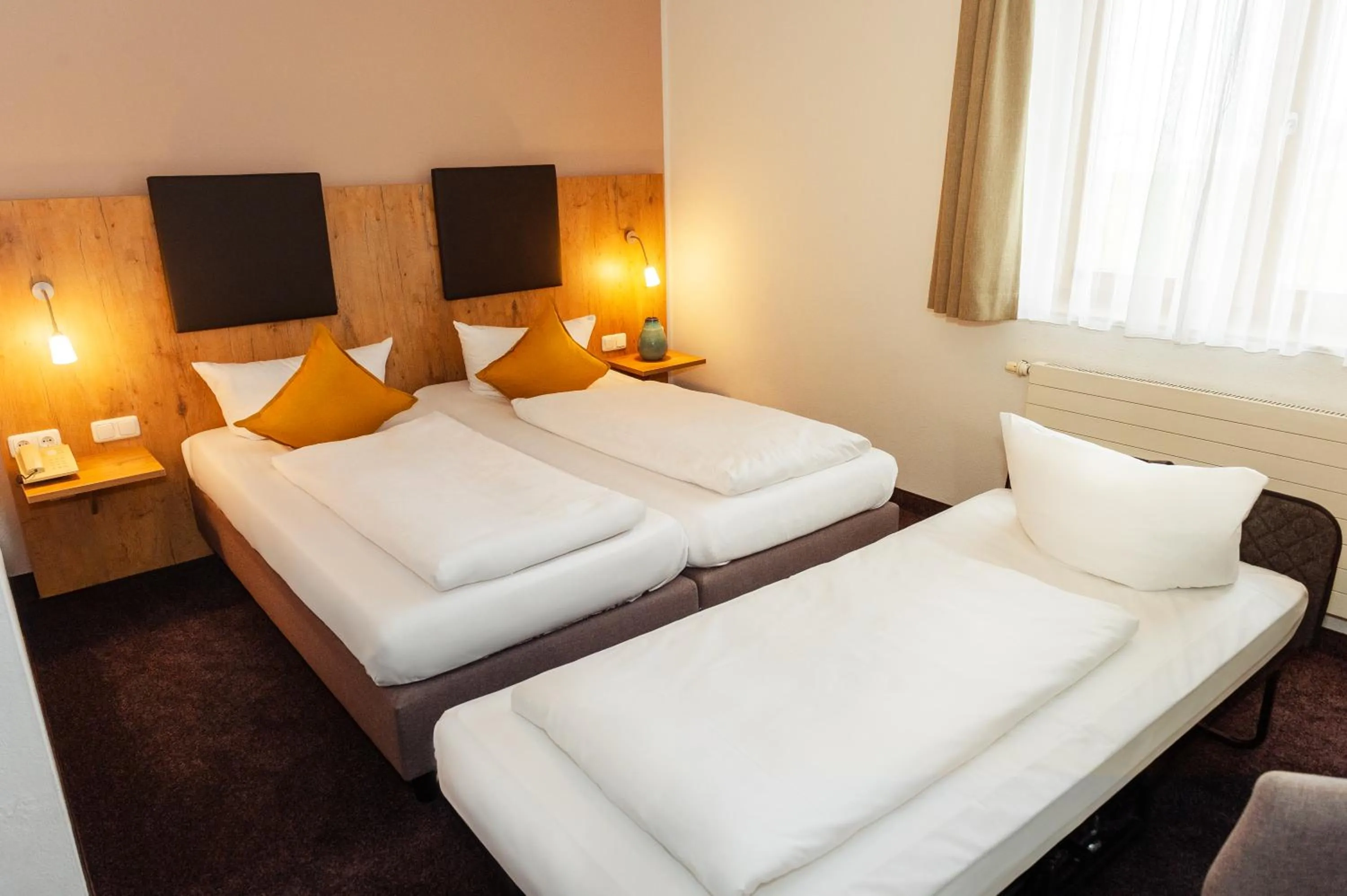 Bed in Hotel am Hachinger Bach by Blattl