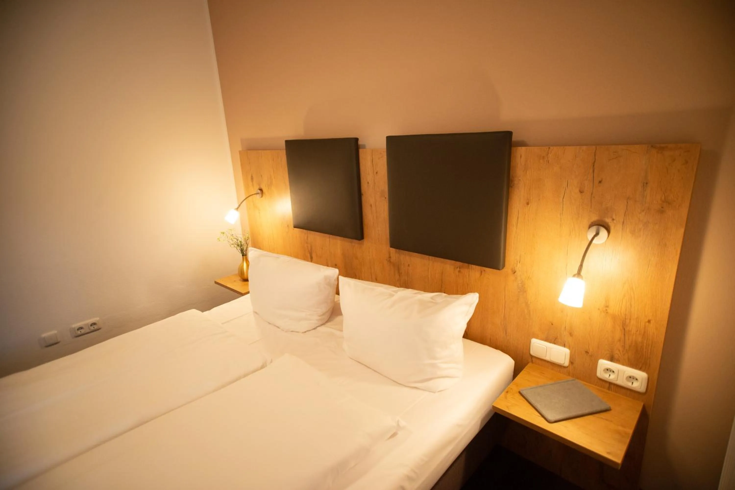 Bed in Hotel am Hachinger Bach by Blattl