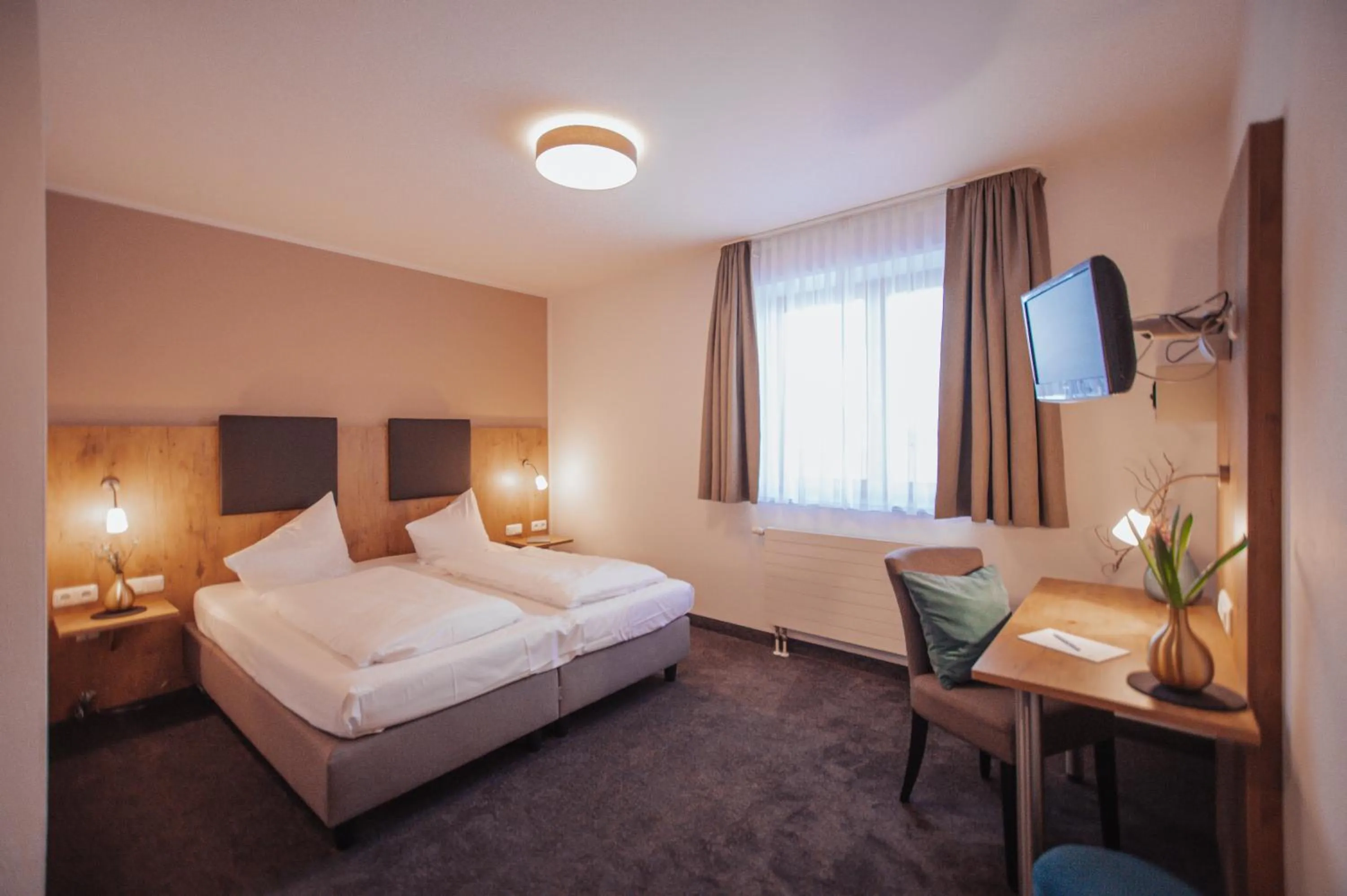 Photo of the whole room, Bed in Hotel am Hachinger Bach by Blattl