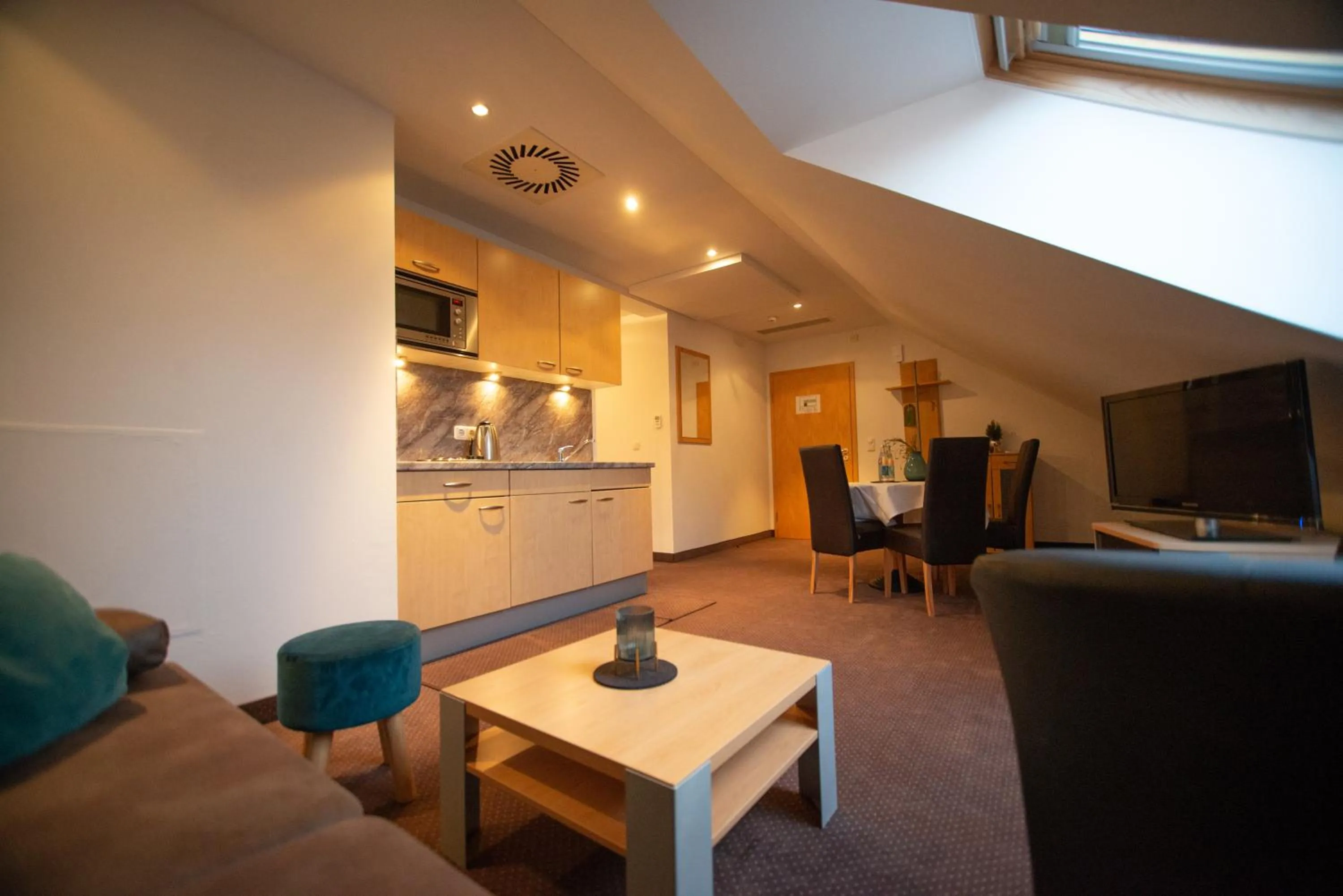 Living room in Hotel am Hachinger Bach by Blattl