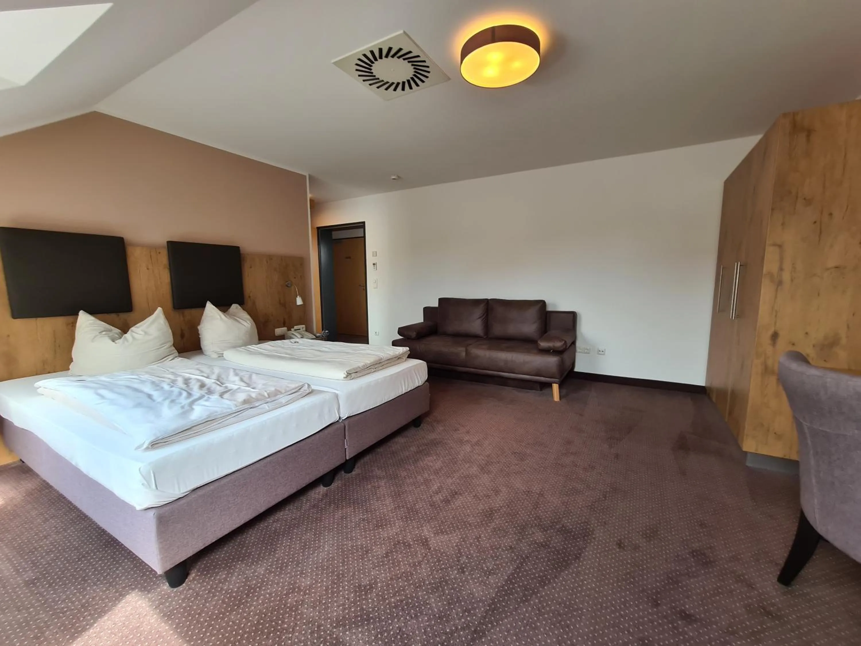 Bedroom, Bed in Hotel am Hachinger Bach by Blattl