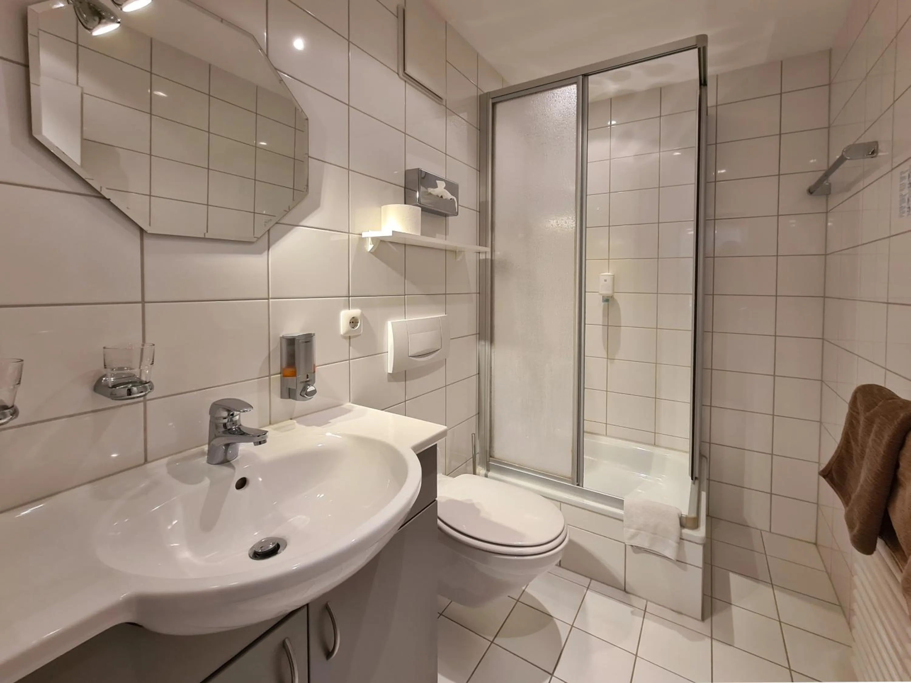 Bathroom in Hotel am Hachinger Bach by Blattl