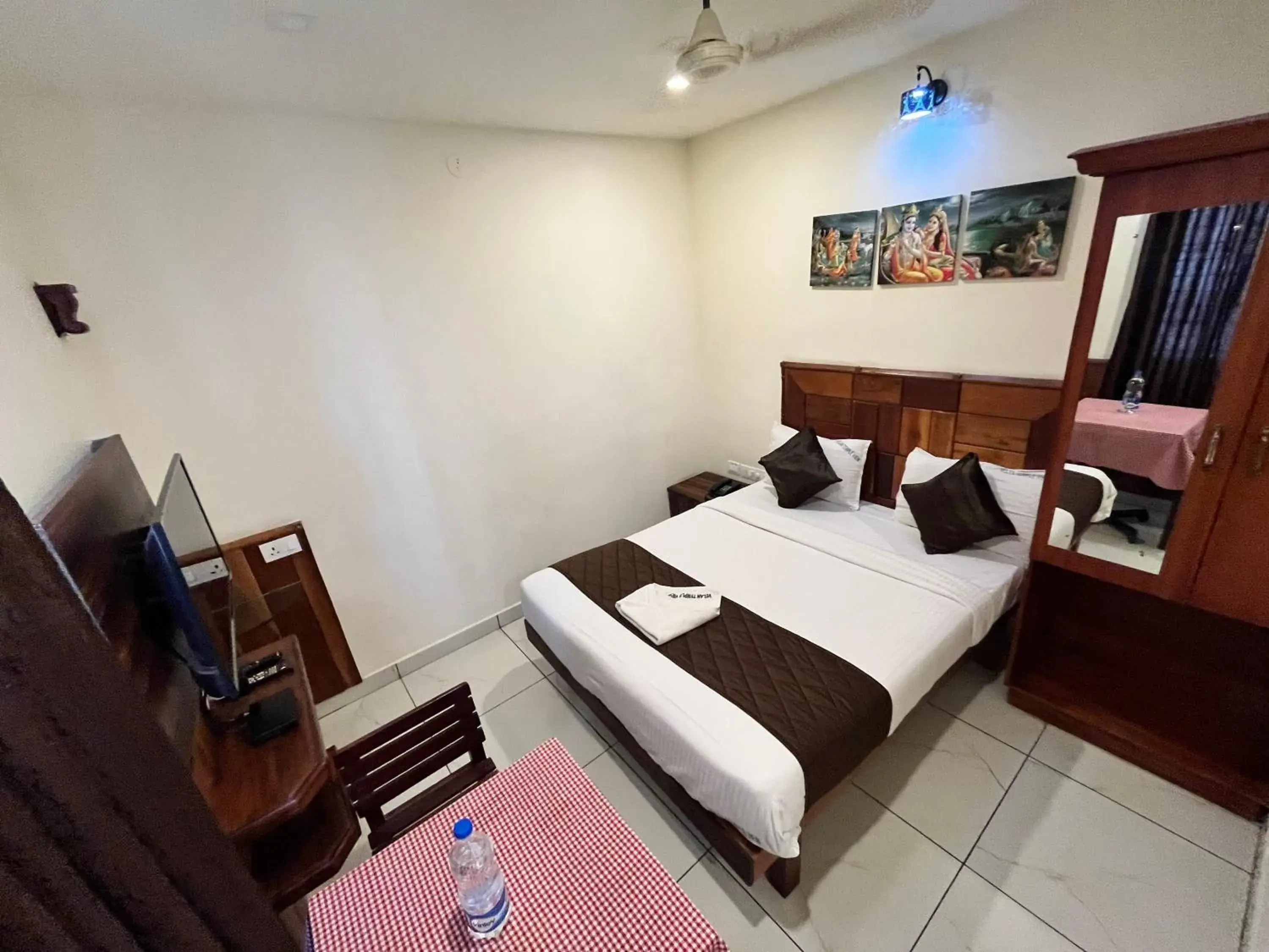 Deluxe Double Room AC in Velan Temple View Deluxe Double Room AC in Velan Temple View