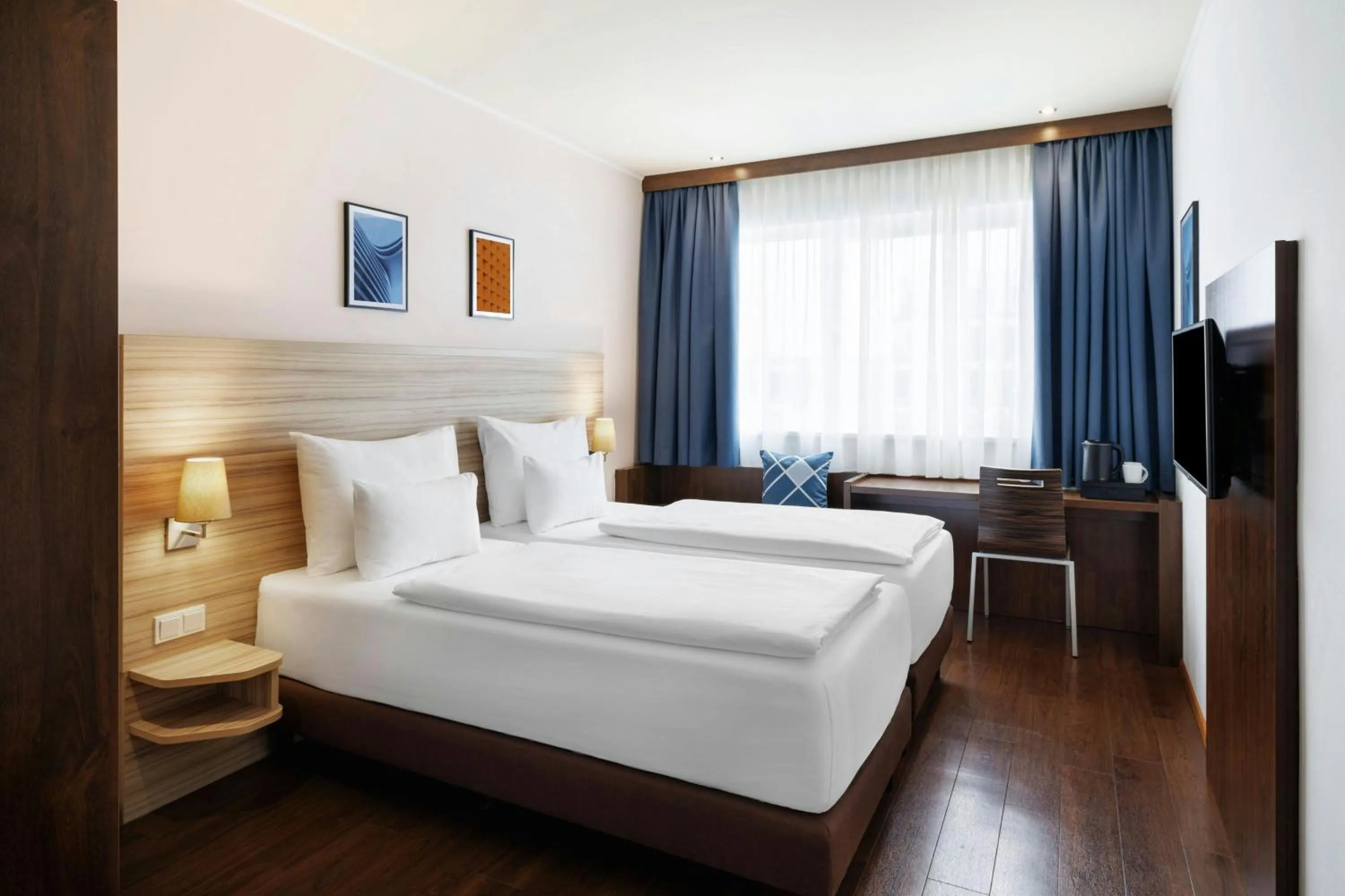 Photo of the whole room, Bed in Four Points Flex by Sheraton Salzburg Messe