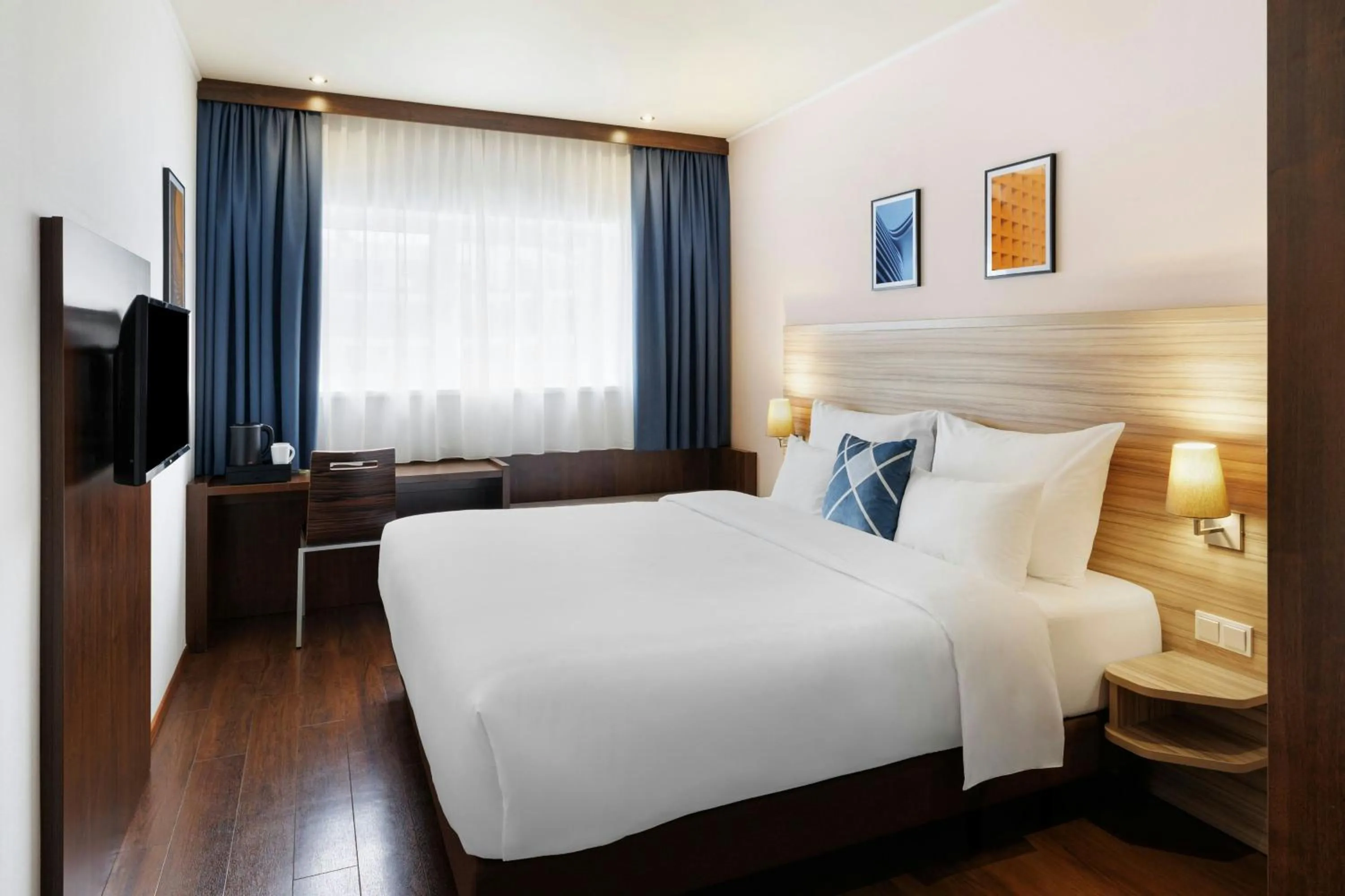 Photo of the whole room, Bed in Four Points Flex by Sheraton Salzburg Messe