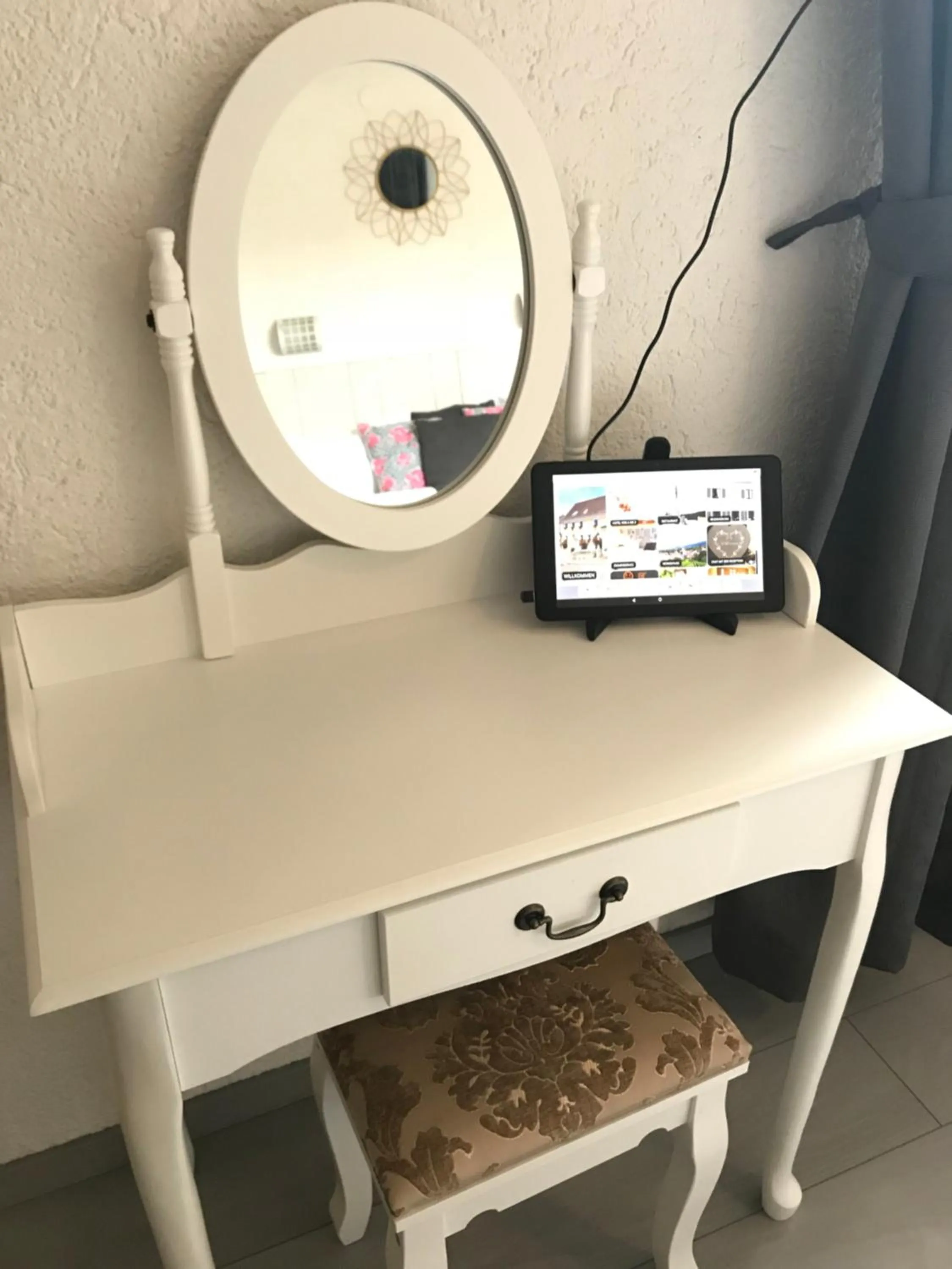 Decorative detail, TV/Entertainment Center in Krone Britzingen