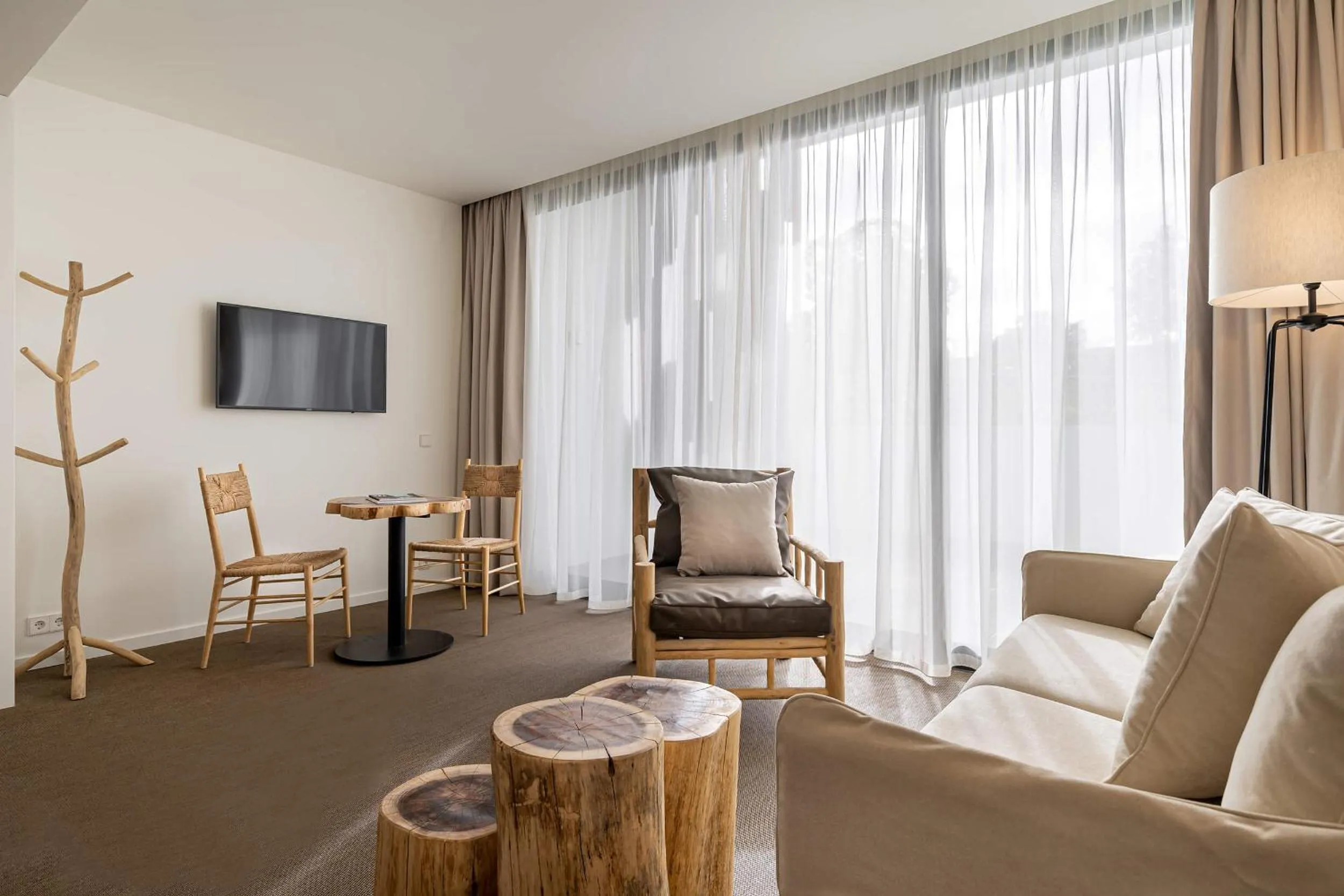 Seating area in Octant Evora